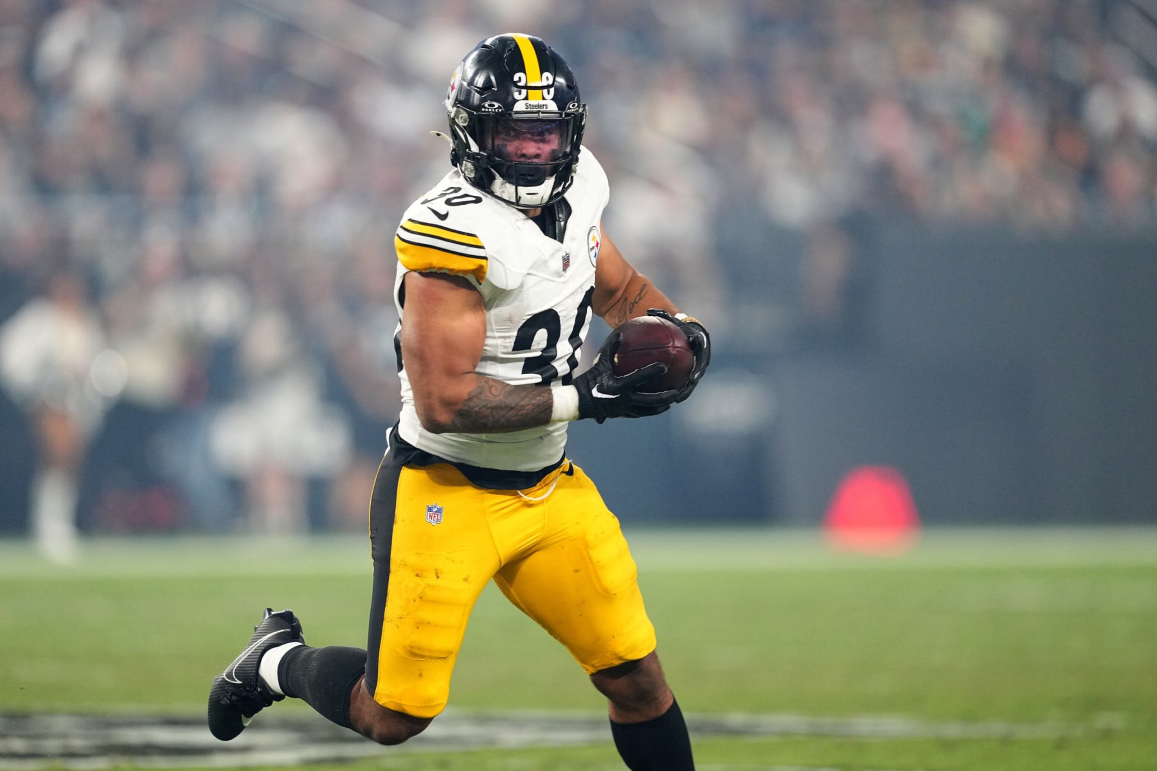 LAS VEGAS, NEVADA - SEPTEMBER 24: Jaylen Warren #30 of the Pittsburgh Steelers runs the ball in the game against the Las Vegas Raiders during the third quarter at Allegiant Stadium on September 24, 2023 in Las Vegas, Nevada. (Photo by Chris Unger/Getty Images)