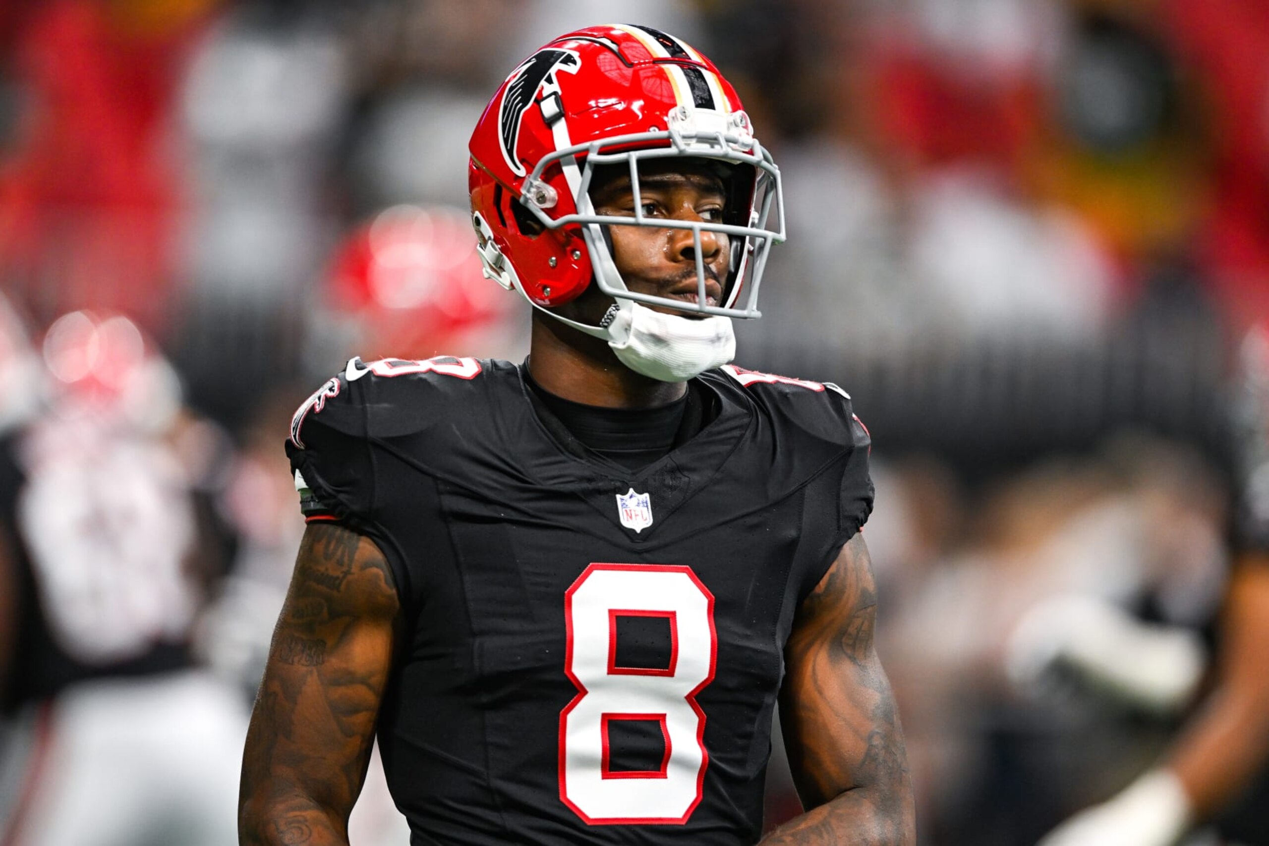 ATLANTA, GA  SEPTEMBER 17:  Atlanta tight end Kyle Pitts (8) warms up prior to the start of the NFL game between the Green Bay Packers and the Atlanta Falcons on September 17th, 2023 at Mercedes-Benz Stadium in Atlanta, GA.  (Photo by Rich von Biberstein/Icon Sportswire via Getty Images)