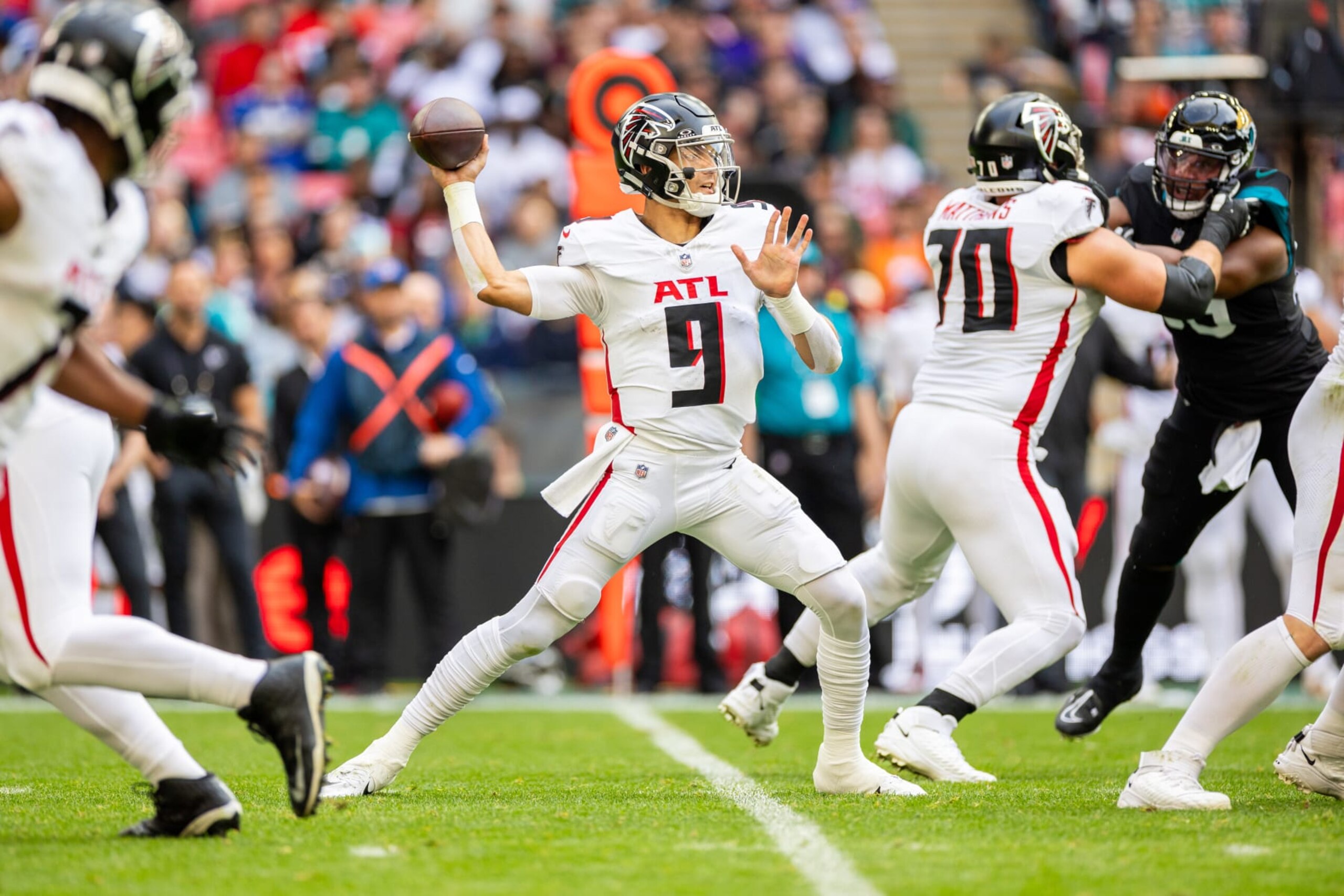 LONDON, ENG - OCTOBER 01: Atlanta Falcons quarterback Desmond Ridder (9) throws a pass during the NFL international series game between the Jacksonville Jaguars and Atlanta Falcons on October 1, 2023 at Wembley Stadium in London, United Kingdom. (Photo by Bob Kupbens/Icon Sportswire via Getty Images)