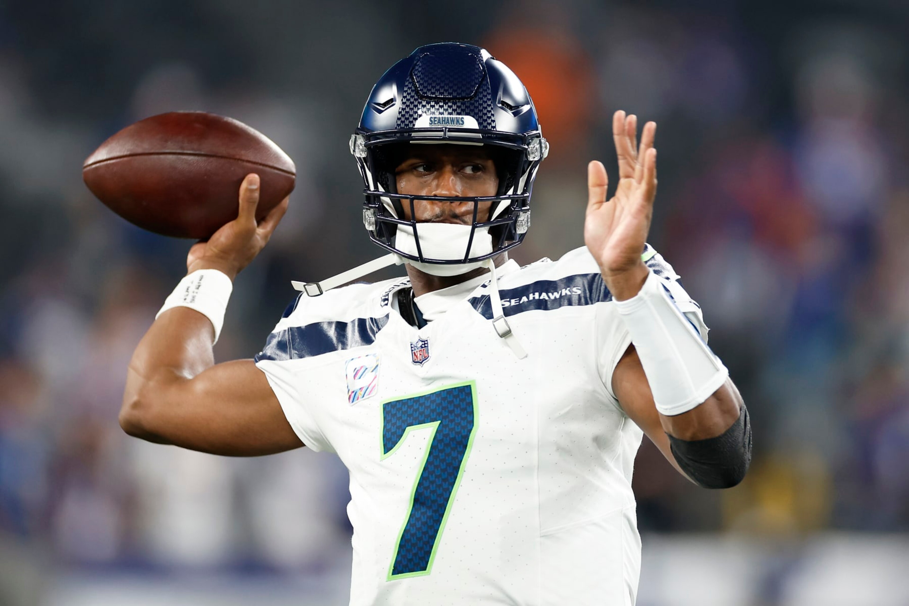 EAST RUTHERFORD, NEW JERSEY - OCTOBER 02: Geno Smith #7 of the Seattle Seahawks warms-up prior to a game against the New York Giants at MetLife Stadium on October 02, 2023 in East Rutherford, New Jersey. (Photo by Sarah Stier/Getty Images) EAST RUTHERFORD, NEW JERSEY - OCTOBER 02: Geno Smith #7 of the Seattle Seahawks warms-up prior to a game against the New York Giants at MetLife Stadium on October 02, 2023 in East Rutherford, New Jersey. (Photo by Sarah Stier/Getty Images)