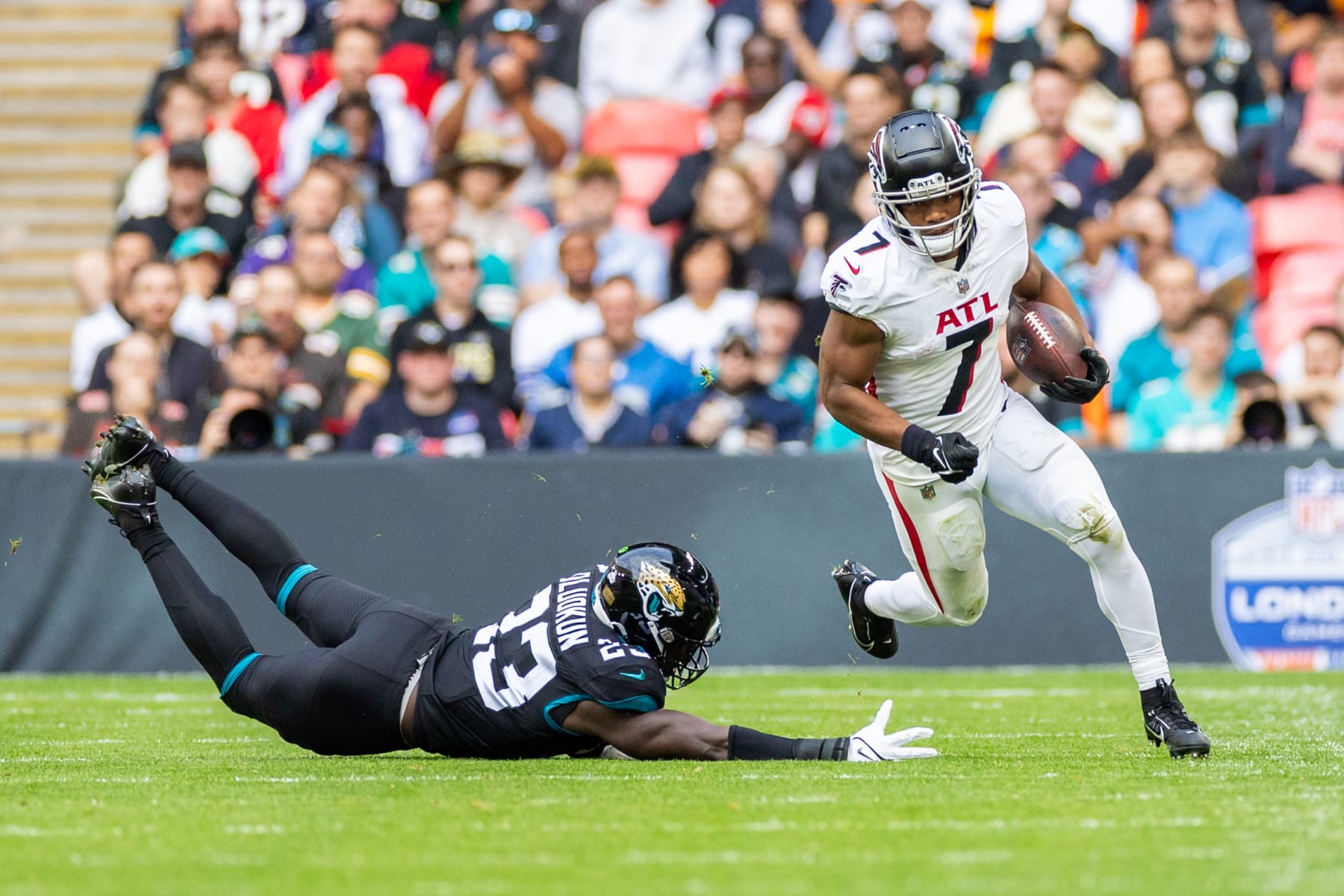 LONDON, ENG - OCTOBER 01: Atlanta Falcons running back Bijan Robinson (7) turns the corner during the NFL international series game between the Jacksonville Jaguars and Atlanta Falcons on October 1, 2023 at Wembley Stadium in London, United Kingdom. (Photo by Bob Kupbens/Icon Sportswire via Getty Images)