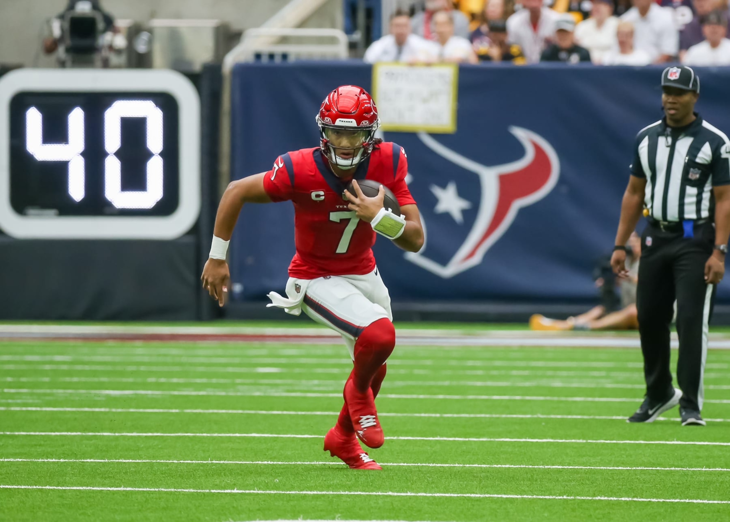 HOUSTON, TX - OCTOBER 01:  Houston Texans quarterback C.J. Stroud (7) carries the ball in the first quarter during the NFL game between the Pittsburgh Steelers and Houston Texans on October 1, 2023 at NRG Stadium in Houston, Texas.  (Photo by Leslie Plaza Johnson/Icon Sportswire via Getty Images)