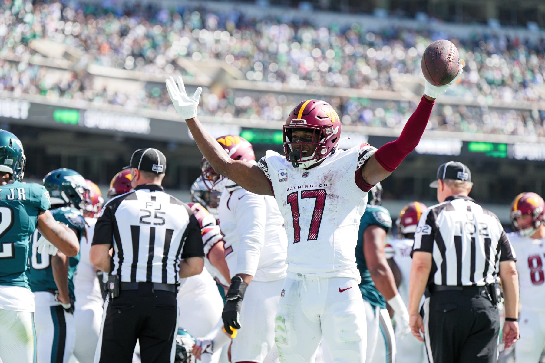 PHILADELPHIA, PA - OCTOBER 01: Washington Commanders wide receiver Terry McLaurin (17) gestures for a touchdown during the game between the Philadelphia Eagles and the Washington Commanders on October 1, 2023, at Lincoln Financial Field. (Photo by Andy Lewis/Icon Sportswire via Getty Images)