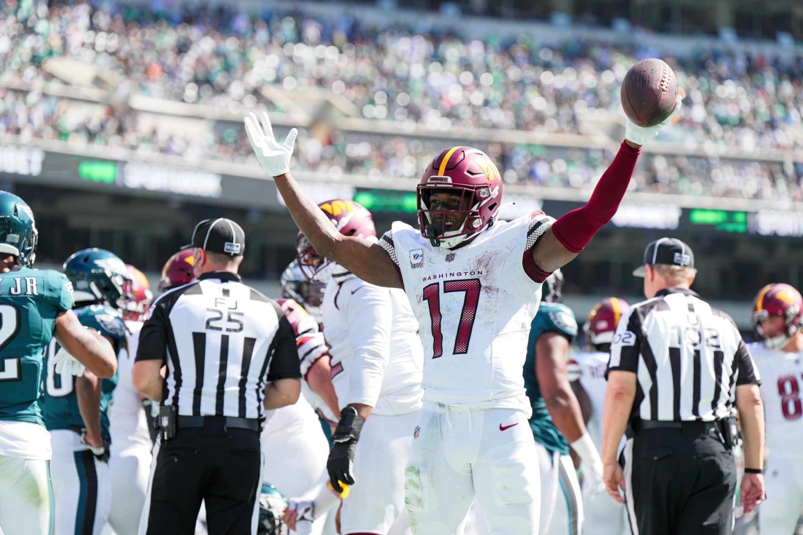 PHILADELPHIA, PA - OCTOBER 01: Washington Commanders wide receiver Terry McLaurin (17) gestures for a touchdown during the game between the Philadelphia Eagles and the Washington Commanders on October 1, 2023, at Lincoln Financial Field. (Photo by Andy Lewis/Icon Sportswire via Getty Images)