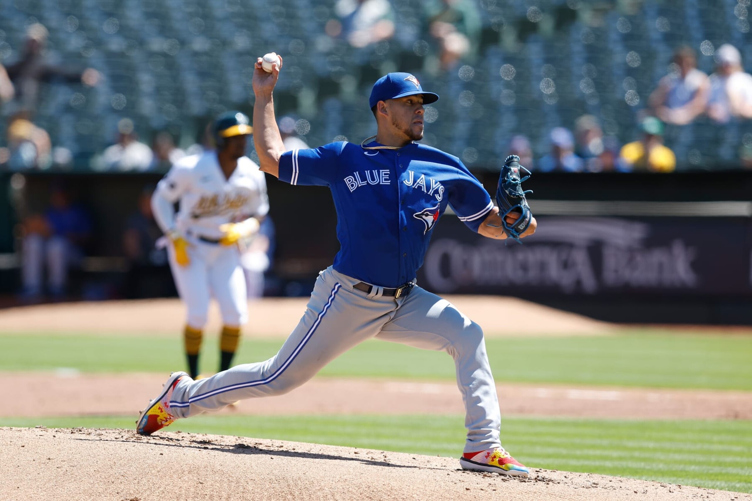 OAKLAND, CALIFORNIA - SEPTEMBER 04: Jose Berrios #17 of the Toronto Blue Jays pitches in the bottom of the first inning against the Oakland Athletics at RingCentral Coliseum on September 04, 2023 in Oakland, California. (Photo by Lachlan Cunningham/Getty Images)