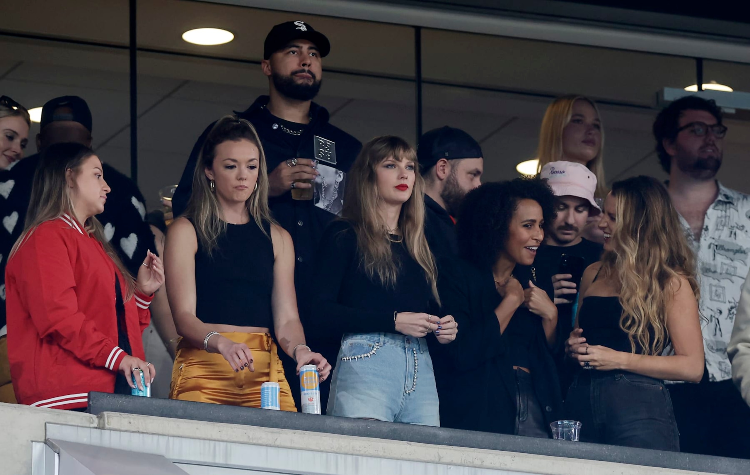 EAST RUTHERFORD, NEW JERSEY - OCTOBER 01: (NEW YORK DAILIES OUT)  Singer Taylor Swift (C) attends a game between the New York Jets and the Kansas City Chiefs at MetLife Stadium on October 01, 2023 in East Rutherford, New Jersey. The Chiefs defeated the Jets 23-20. (Photo by Jim McIsaac/Getty Images)