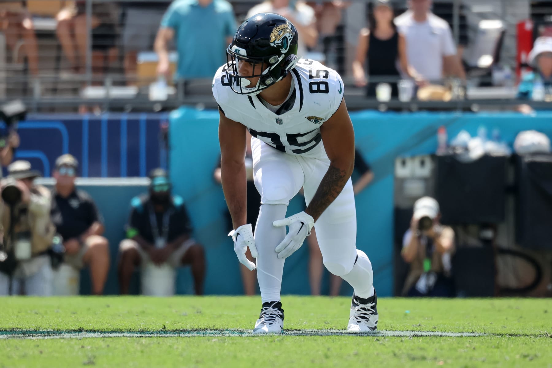 JACKSONVILLE, FLORIDA - SEPTEMBER 24: Brenton Strange #85 of the Jacksonville Jaguars lines up against the Houston Texans at EverBank Field on September 24, 2023 in Jacksonville, Florida. (Photo by Mike Carlson/Getty Images)