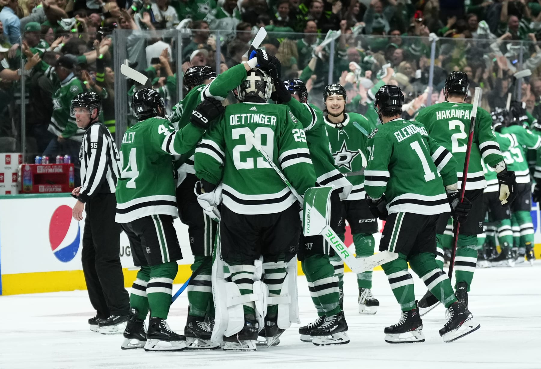 DALLAS, TEXAS - MAY 25: The Dallas Stars celebrate after a 3-2 overtime victory against the Vegas Golden Knights in Game Four of the Western Conference Final of the 2023 Stanley Cup Playoffs at American Airlines Center on May 25, 2023 in Dallas, Texas. (Photo by Jeff Bottari/NHLI via Getty Images)