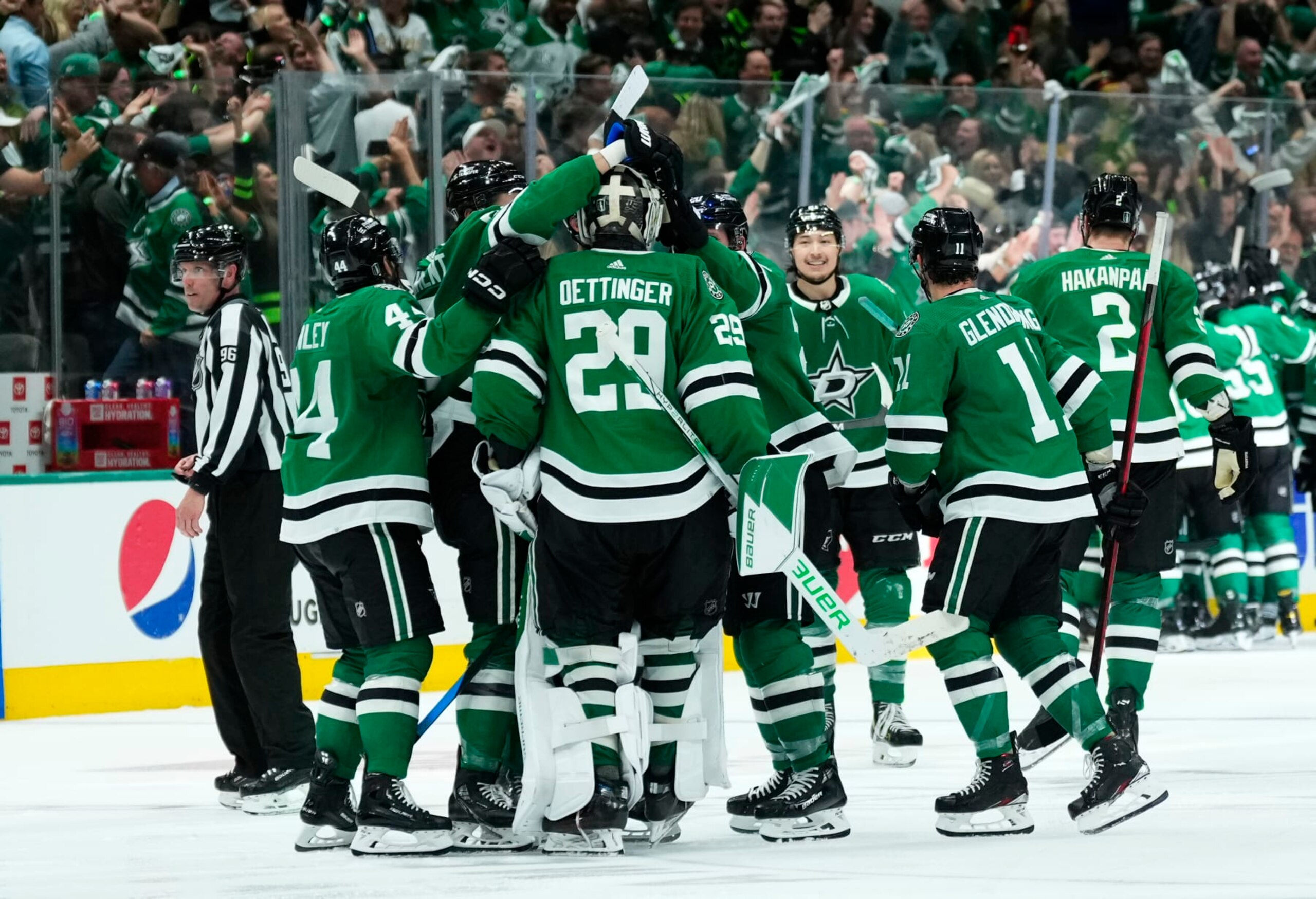 DALLAS, TEXAS - MAY 25: The Dallas Stars celebrate after a 3-2 overtime victory against the Vegas Golden Knights in Game Four of the Western Conference Final of the 2023 Stanley Cup Playoffs at American Airlines Center on May 25, 2023 in Dallas, Texas. (Photo by Jeff Bottari/NHLI via Getty Images)