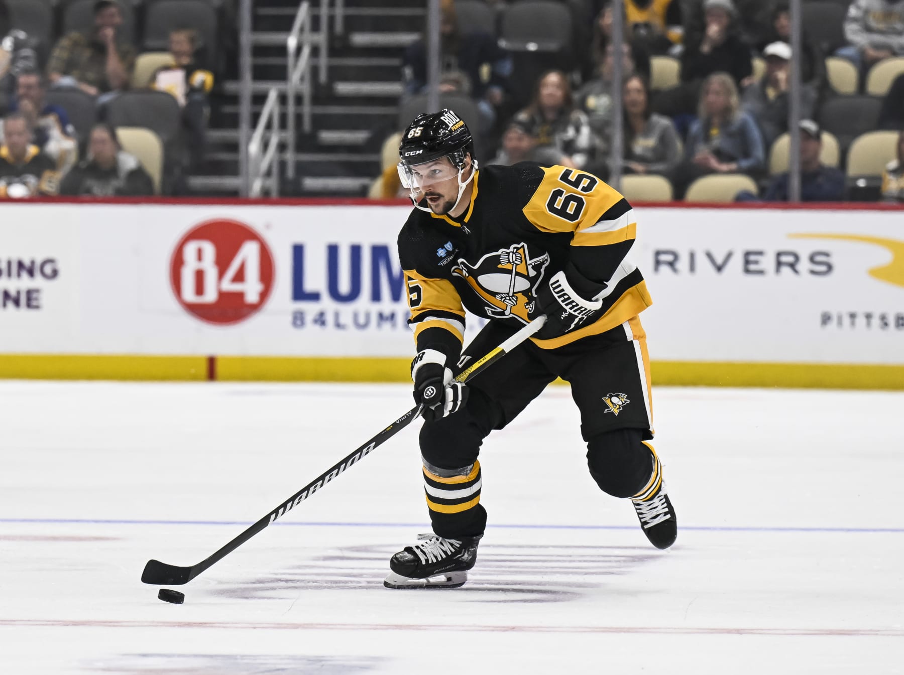 PITTSBURGH, PA - SEPTEMBER 28: Pittsburgh Penguins defenseman Erik Karlsson (65) brings the puck up ice during the third period in the NHL preseason game between the Pittsburgh Penguins and the Buffalo Sabres on September 28, 2023, at PPG Paints Arena in Pittsburgh, PA. (Photo by Jeanine Leech/Icon Sportswire via Getty Images)