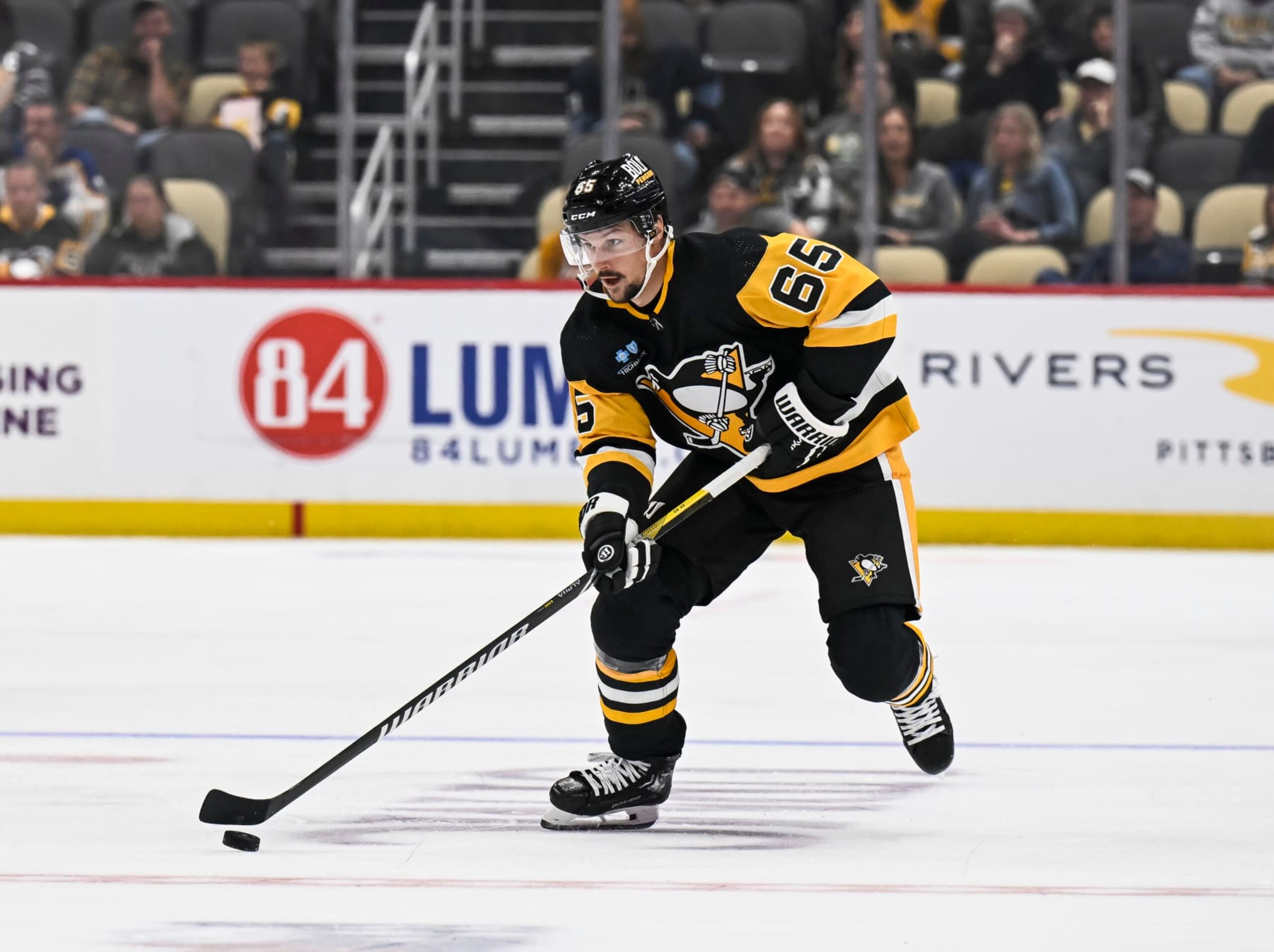 PITTSBURGH, PA - SEPTEMBER 28: Pittsburgh Penguins defenseman Erik Karlsson (65) brings the puck up ice during the third period in the NHL preseason game between the Pittsburgh Penguins and the Buffalo Sabres on September 28, 2023, at PPG Paints Arena in Pittsburgh, PA. (Photo by Jeanine Leech/Icon Sportswire via Getty Images)