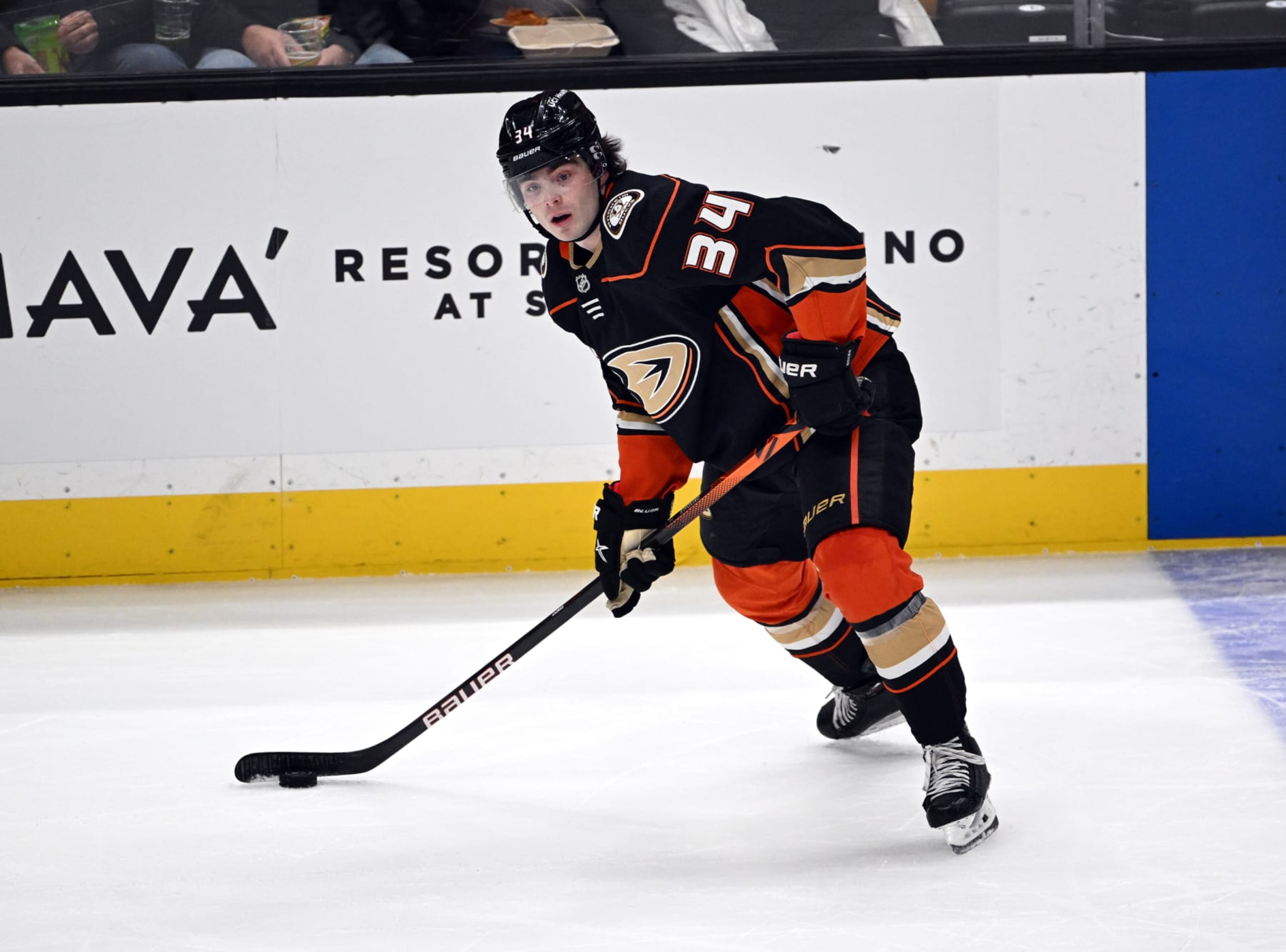 ANAHEIM, CA - APRIL 19: Anaheim Ducks defenseman Jamie Drysdale (34) passes the puck during the first period of an NHL hockey game against the Los Angeles Kings played on April 19, 2022 at the Honda Center in Anaheim, CA. (Photo by John Cordes/Icon Sportswire via Getty Images) ANAHEIM, CA - APRIL 19: Anaheim Ducks defenseman Jamie Drysdale (34) passes the puck during the first period of an NHL hockey game against the Los Angeles Kings played on April 19, 2022 at the Honda Center in Anaheim, CA. (Photo by John Cordes/Icon Sportswire via Getty Images)