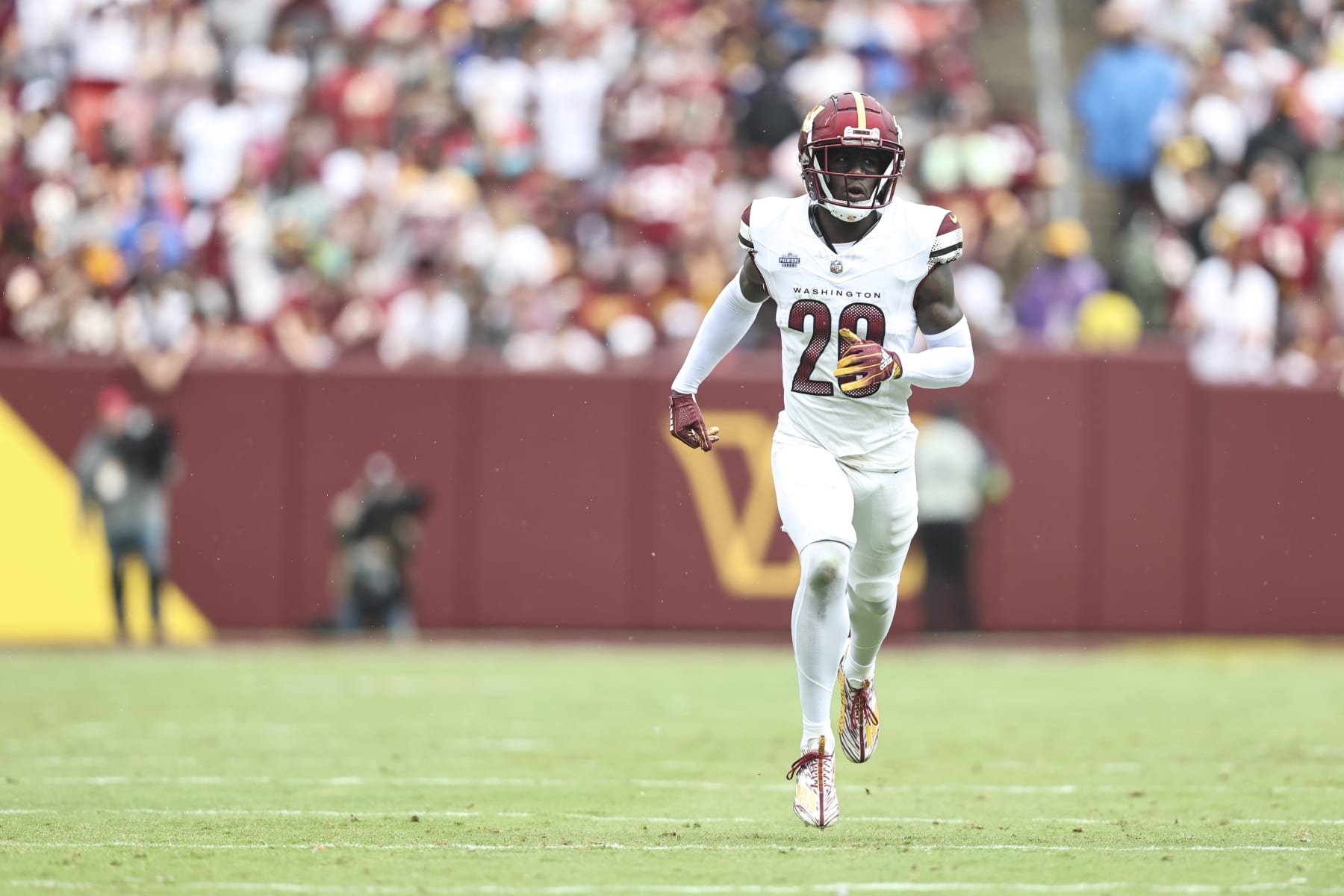 LANDOVER, MARYLAND - SEPTEMBER 10: Jartavius Martin #20 of the Washington Commanders runs during a game between the Washington Commanders and the Arizona Cardinals at FedExField on September 10, 2023 in Landover, Maryland. (Photo by Michael Owens/Getty Images)