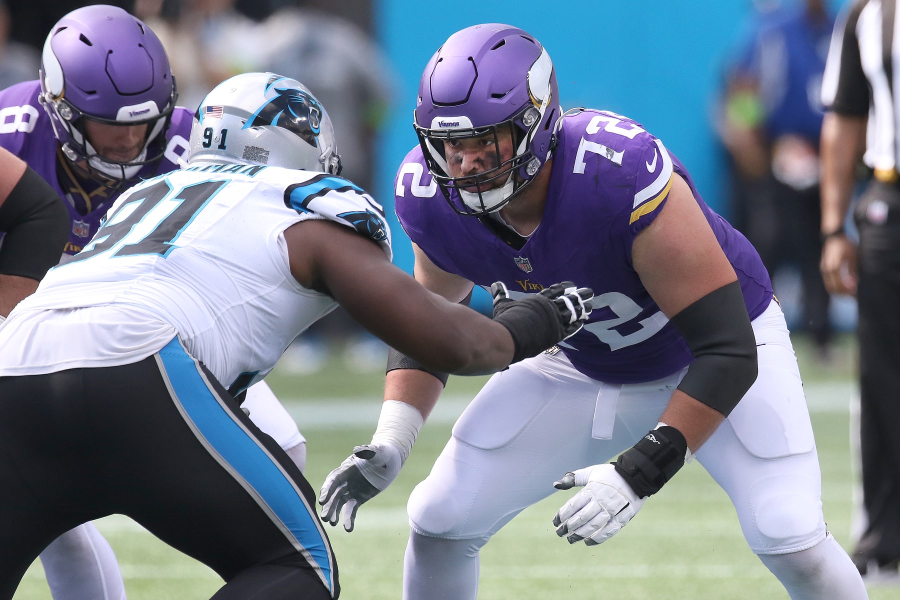 CHARLOTTE, NC - OCTOBER 01: Minnesota Vikings offensive guard Ezra Cleveland (72) during an NFL football game between the Minnesota Vikings and the Carolina Panthers on October 1, 2023 at Bank of America Stadium in Charlotte, N.C. (Photo by John Byrum/Icon Sportswire via Getty Images)