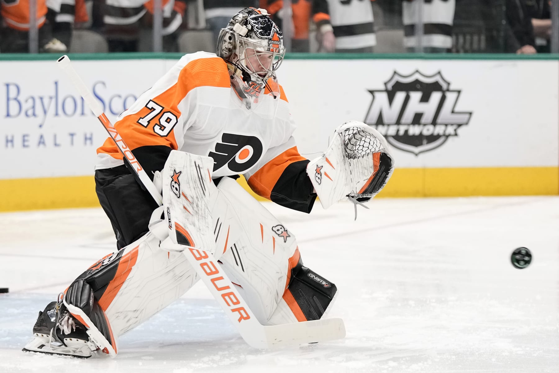 DALLAS, TEXAS - APRIL 06: Carter Hart #79 of the Philadelphia Flyers warms up before the game against the Dallas Stars at American Airlines Center on April 06, 2023 in Dallas, Texas. (Photo by Sam Hodde/NHLI via Getty Images)