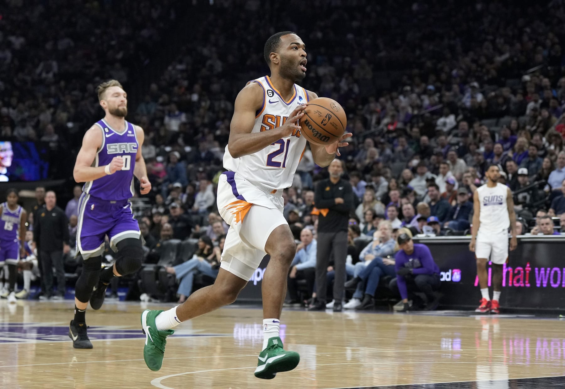 SACRAMENTO, CALIFORNIA - MARCH 24: T.J. Warren #21 of the Phoenix Suns drives to the basket on a fast break against the Sacramento Kings during the first quarter of an NBA basketball game at Golden 1 Center on March 24, 2023 in Sacramento, California. NOTE TO USER: User expressly acknowledges and agrees that, by downloading and or using this photograph, User is consenting to the terms and conditions of the Getty Images License Agreement. (Photo by Thearon W. Henderson/Getty Images)