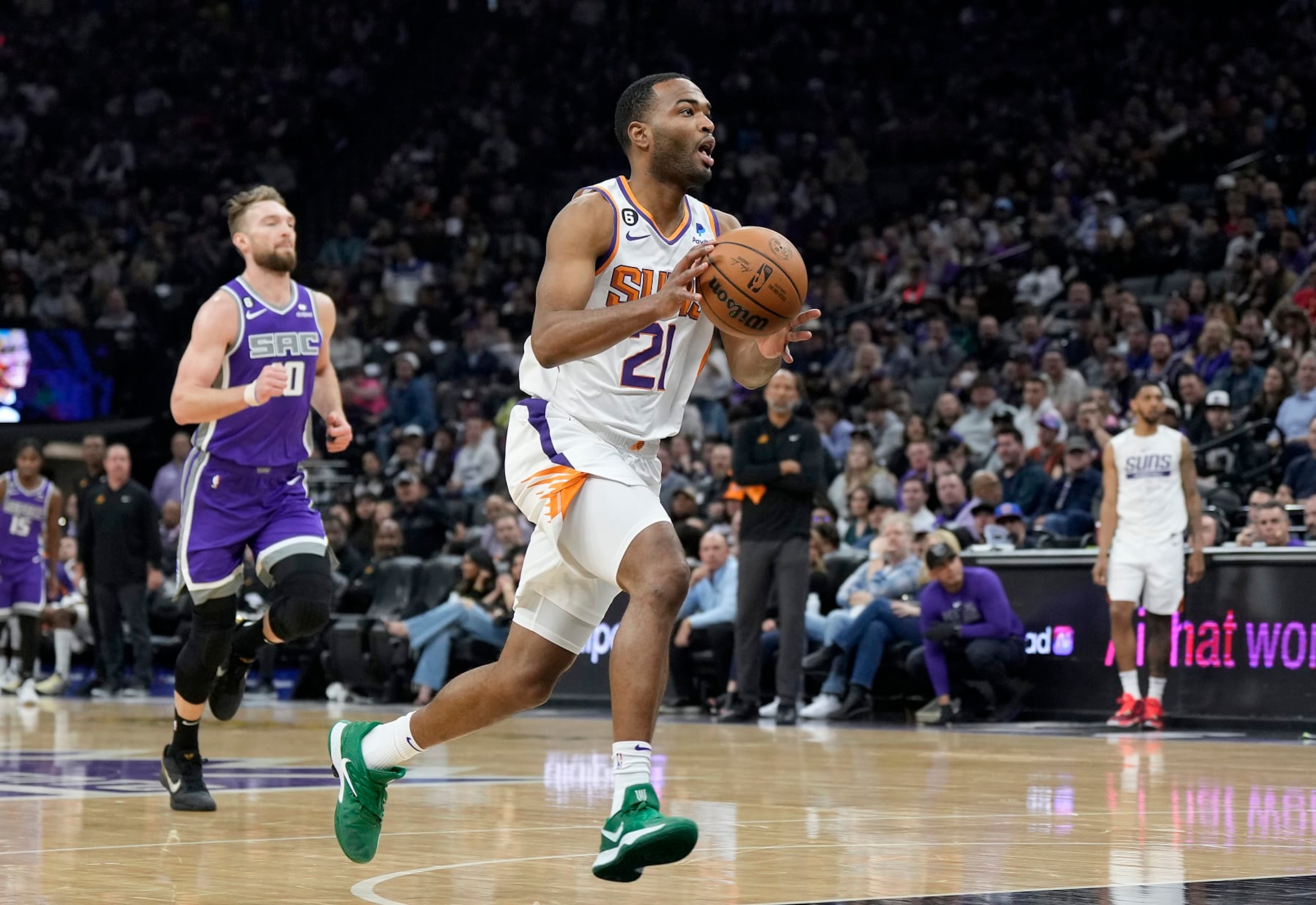 SACRAMENTO, CALIFORNIA - MARCH 24: T.J. Warren #21 of the Phoenix Suns drives to the basket on a fast break against the Sacramento Kings during the first quarter of an NBA basketball game at Golden 1 Center on March 24, 2023 in Sacramento, California. NOTE TO USER: User expressly acknowledges and agrees that, by downloading and or using this photograph, User is consenting to the terms and conditions of the Getty Images License Agreement. (Photo by Thearon W. Henderson/Getty Images) SACRAMENTO, CALIFORNIA - MARCH 24: T.J. Warren #21 of the Phoenix Suns drives to the basket on a fast break against the Sacramento Kings during the first quarter of an NBA basketball game at Golden 1 Center on March 24, 2023 in Sacramento, California. NOTE TO USER: User expressly acknowledges and agrees that, by downloading and or using this photograph, User is consenting to the terms and conditions of the Getty Images License Agreement. (Photo by Thearon W. Henderson/Getty Images)
