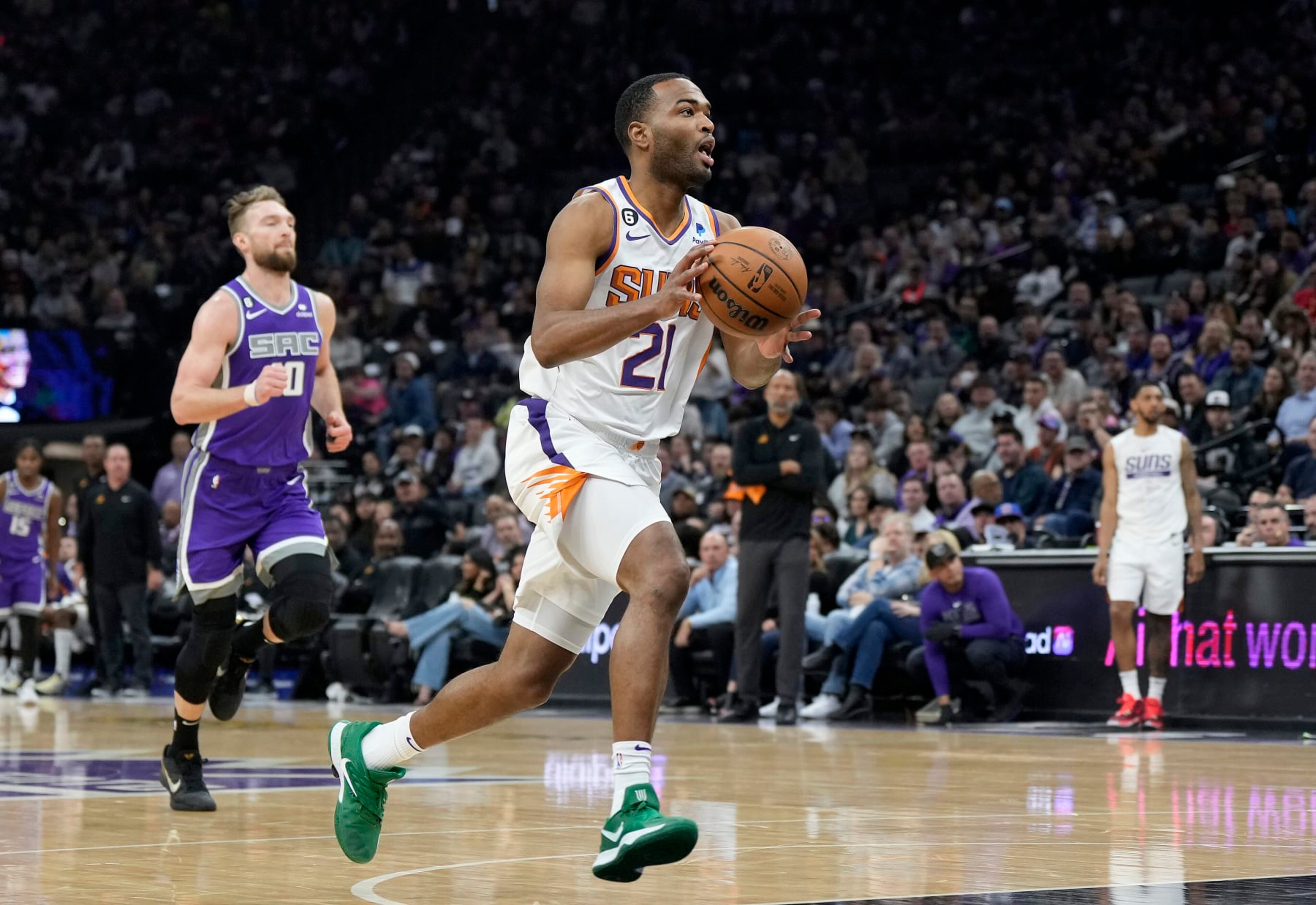 SACRAMENTO, CALIFORNIA - MARCH 24: T.J. Warren #21 of the Phoenix Suns drives to the basket on a fast break against the Sacramento Kings during the first quarter of an NBA basketball game at Golden 1 Center on March 24, 2023 in Sacramento, California. NOTE TO USER: User expressly acknowledges and agrees that, by downloading and or using this photograph, User is consenting to the terms and conditions of the Getty Images License Agreement. (Photo by Thearon W. Henderson/Getty Images)