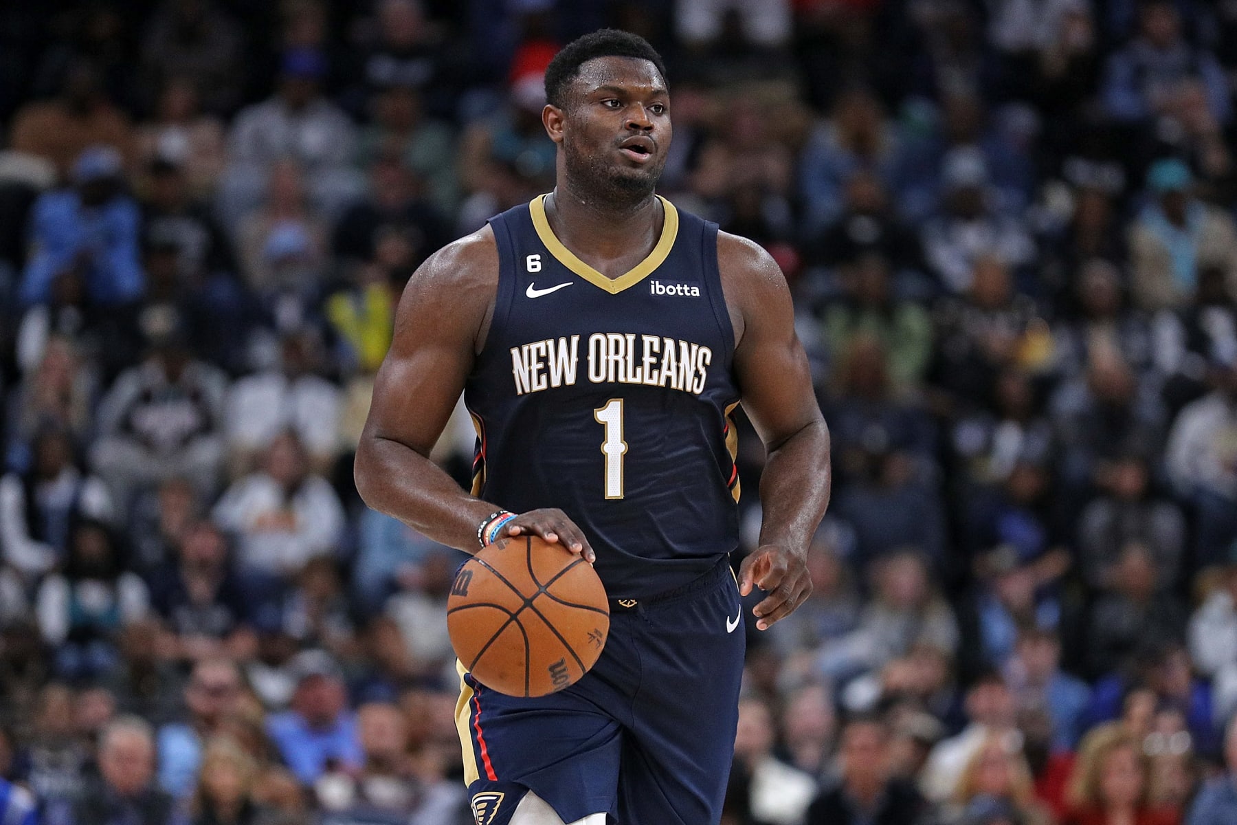 MEMPHIS, TENNESSEE - DECEMBER 31: Zion Williamson #1 of the New Orleans Pelicans brings the ball up court during the game against the Memphis Grizzlies at FedExForum on December 31, 2022 in Memphis, Tennessee. NOTE TO USER: User expressly acknowledges and agrees that, by downloading and or using this photograph, User is consenting to the terms and conditions of the Getty Images License Agreement. (Photo by Justin Ford/Getty Images)