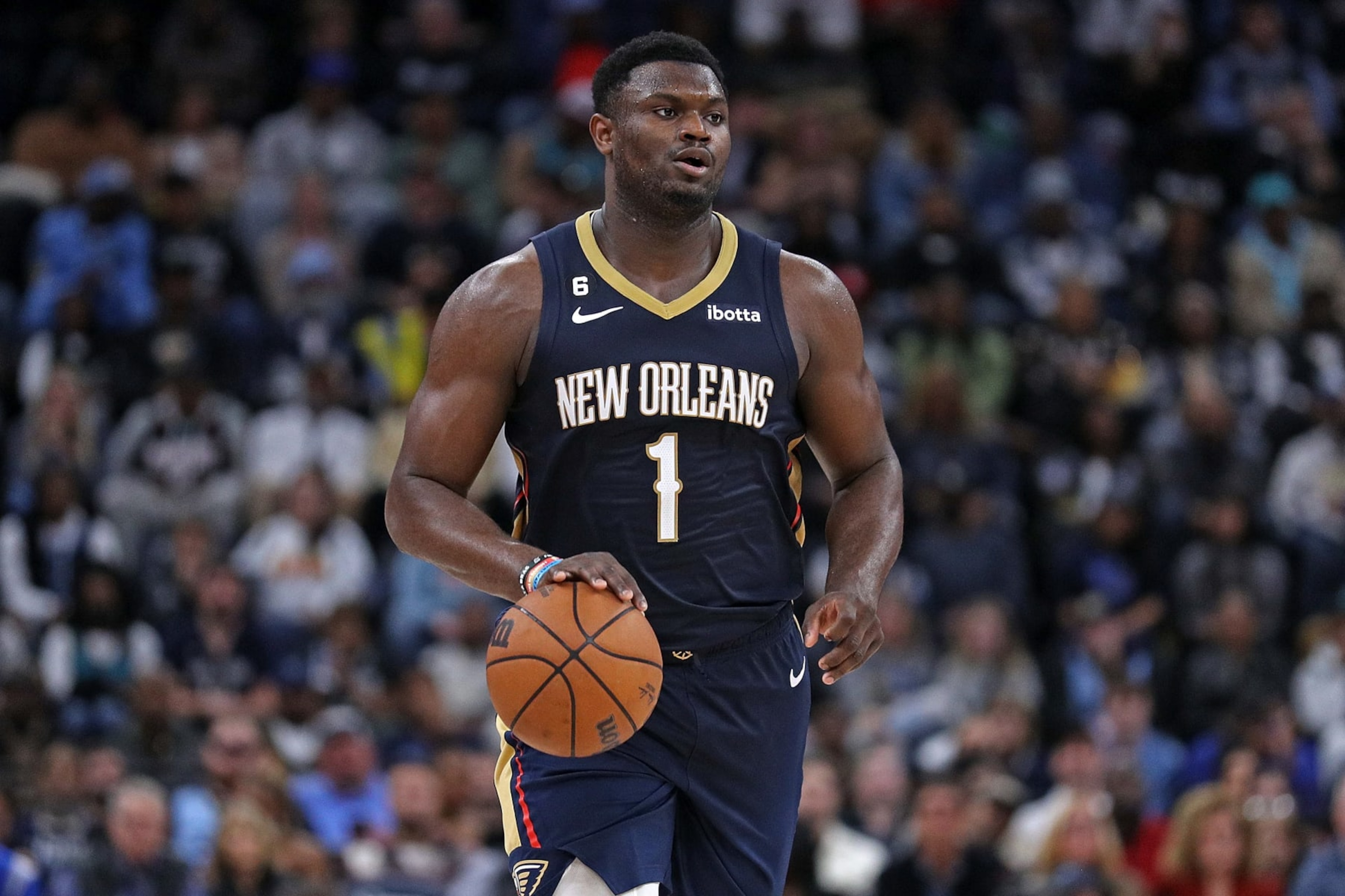 MEMPHIS, TENNESSEE - DECEMBER 31: Zion Williamson #1 of the New Orleans Pelicans brings the ball up court during the game against the Memphis Grizzlies at FedExForum on December 31, 2022 in Memphis, Tennessee. NOTE TO USER: User expressly acknowledges and agrees that, by downloading and or using this photograph, User is consenting to the terms and conditions of the Getty Images License Agreement. (Photo by Justin Ford/Getty Images)
