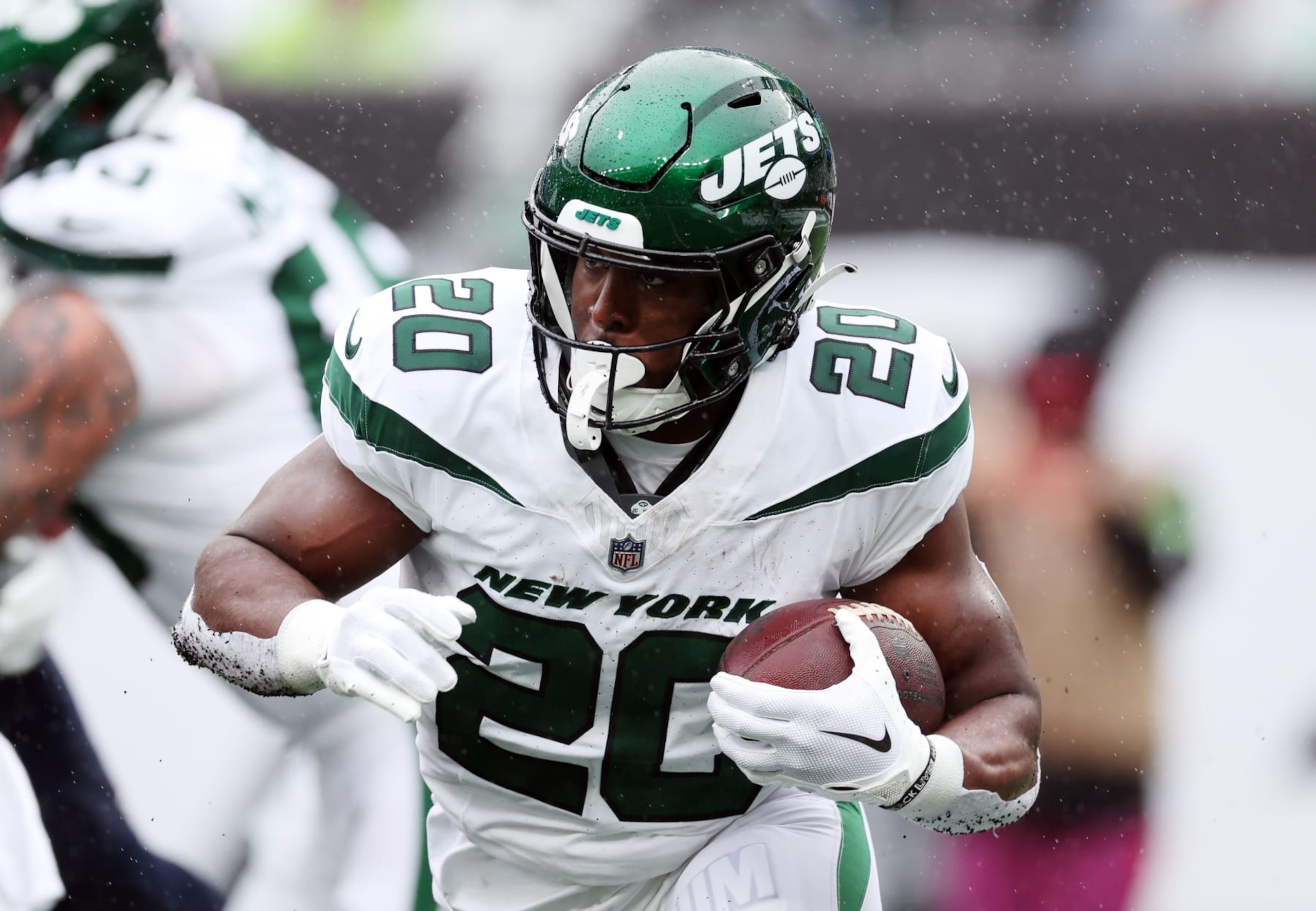 EAST RUTHERFORD, NEW JERSEY - SEPTEMBER 24: Breece Hall #20 of the New York Jets runs with the ball against the New England Patriots in the first half at MetLife Stadium on September 24, 2023 in East Rutherford, New Jersey. (Photo by Al Bello/Getty Images)