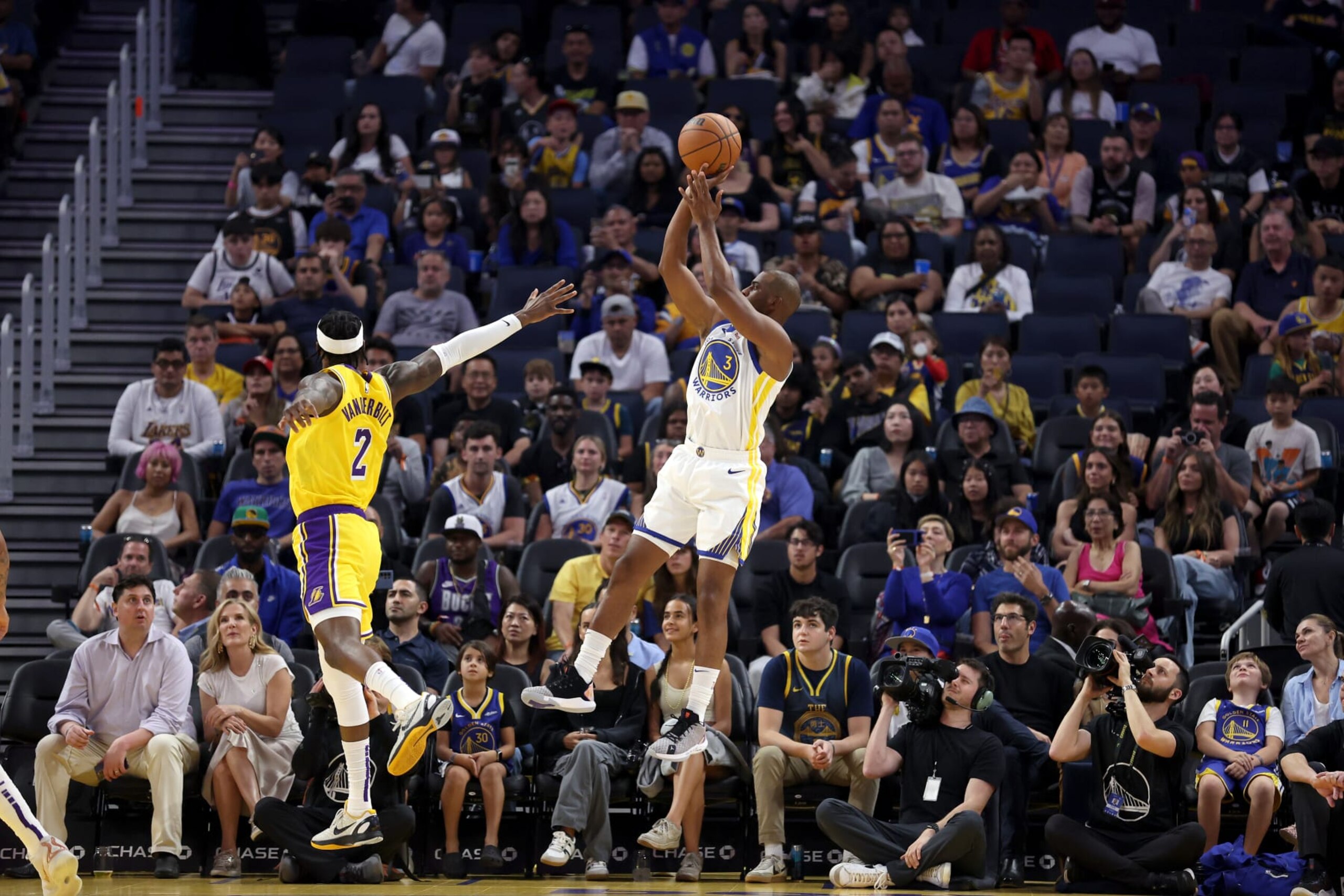 SAN FRANCISCO, CALIFORNIA - OCTOBER 07: Chris Paul #3 of the Golden State Warriors shoots over Jarred Vanderbilt #2 of the Los Angeles Lakers in the first half at Chase Center on October 07, 2023 in San Francisco, California. NOTE TO USER: User expressly acknowledges and agrees that, by downloading and/or using this photograph, user is consenting to the terms and conditions of the Getty Images License Agreement. (Photo by Ezra Shaw/Getty Images)