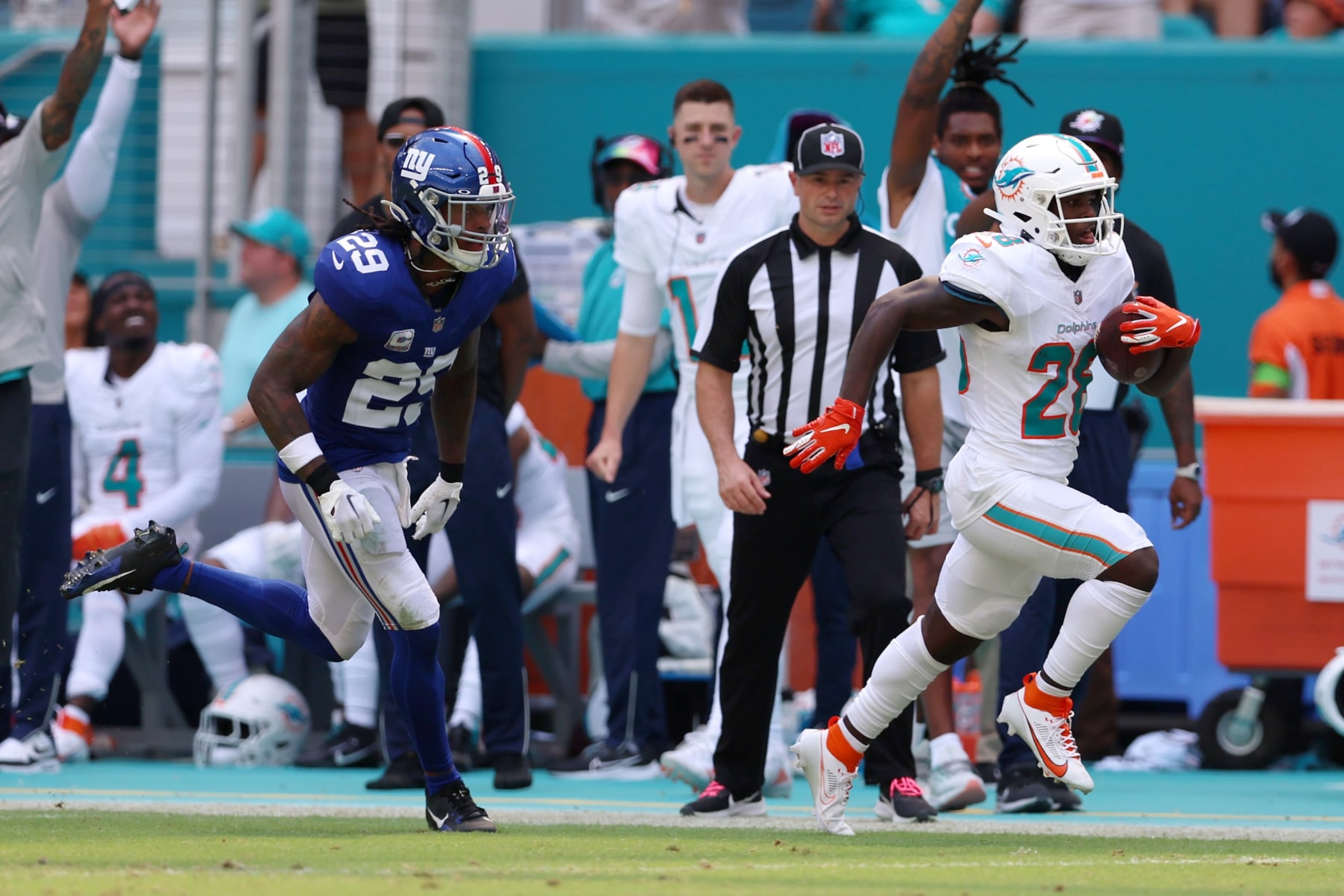 MIAMI GARDENS, FLORIDA - OCTOBER 08: De'Von Achane #28 of the Miami Dolphins runs the ball for a touchdown against the New York Giants during the second quarter at Hard Rock Stadium on October 08, 2023 in Miami Gardens, Florida. (Photo by Megan Briggs/Getty Images) MIAMI GARDENS, FLORIDA - OCTOBER 08: De'Von Achane #28 of the Miami Dolphins runs the ball for a touchdown against the New York Giants during the second quarter at Hard Rock Stadium on October 08, 2023 in Miami Gardens, Florida. (Photo by Megan Briggs/Getty Images)