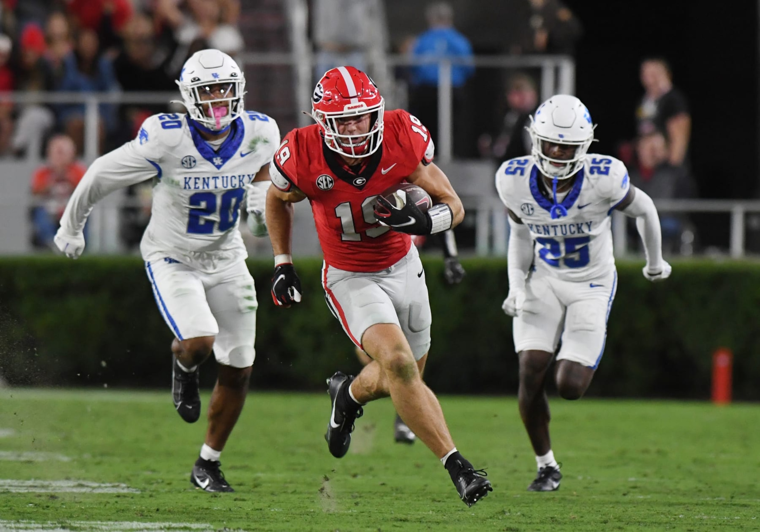 ATHENS, GA - OCTOBER 07: Georgia Bulldogs Tight End Brock Bowers (19) rushes the ball during the college football game between the Kentucky Wildcats and Georgia Bulldogs on October 07, 2023, at Sanford Stadium in Athens, GA. (Photo by Jeffrey Vest/Icon Sportswire via Getty Images)