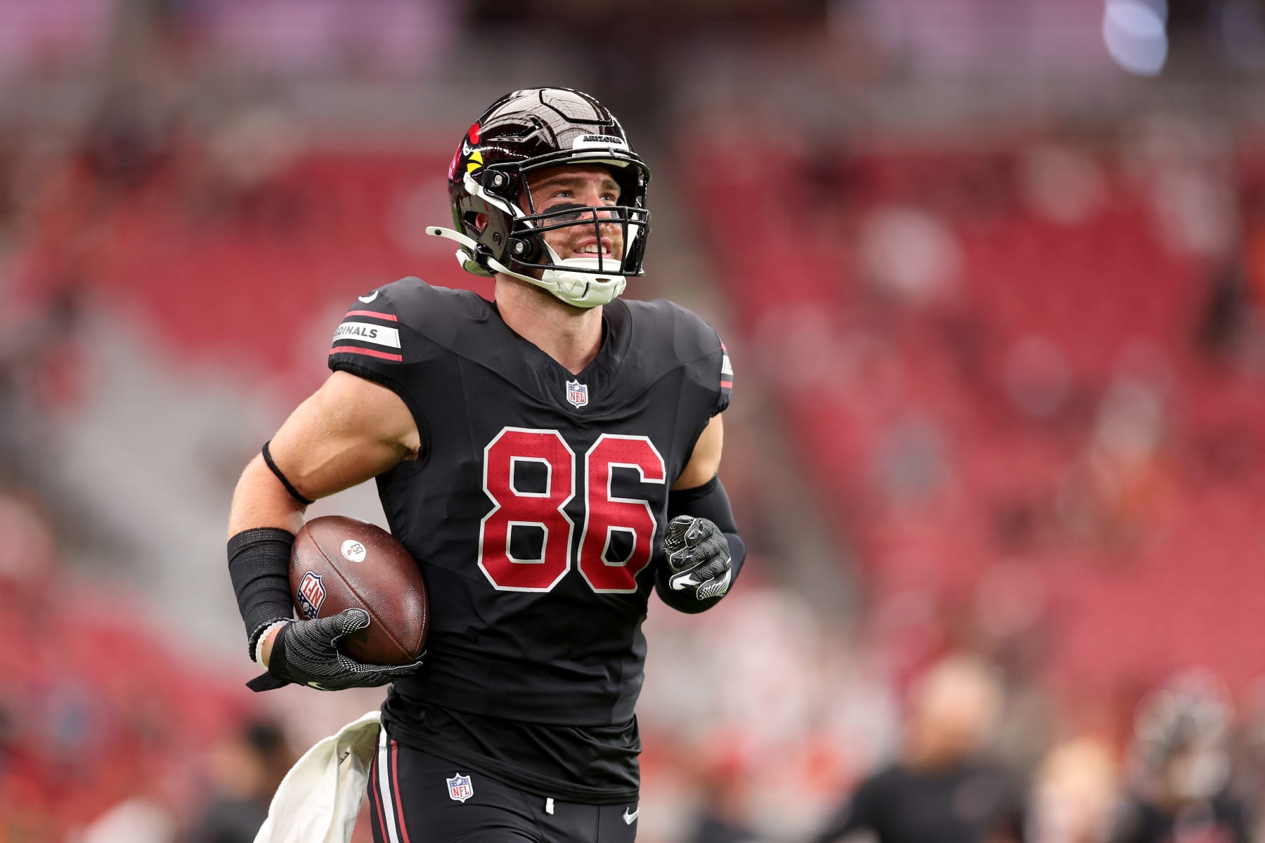 GLENDALE, ARIZONA - OCTOBER 08: Zach Ertz #86 of the Arizona Cardinals warms up prior to the game against the Cincinnati Bengals at State Farm Stadium on October 08, 2023 in Glendale, Arizona. (Photo by Christian Petersen/Getty Images)