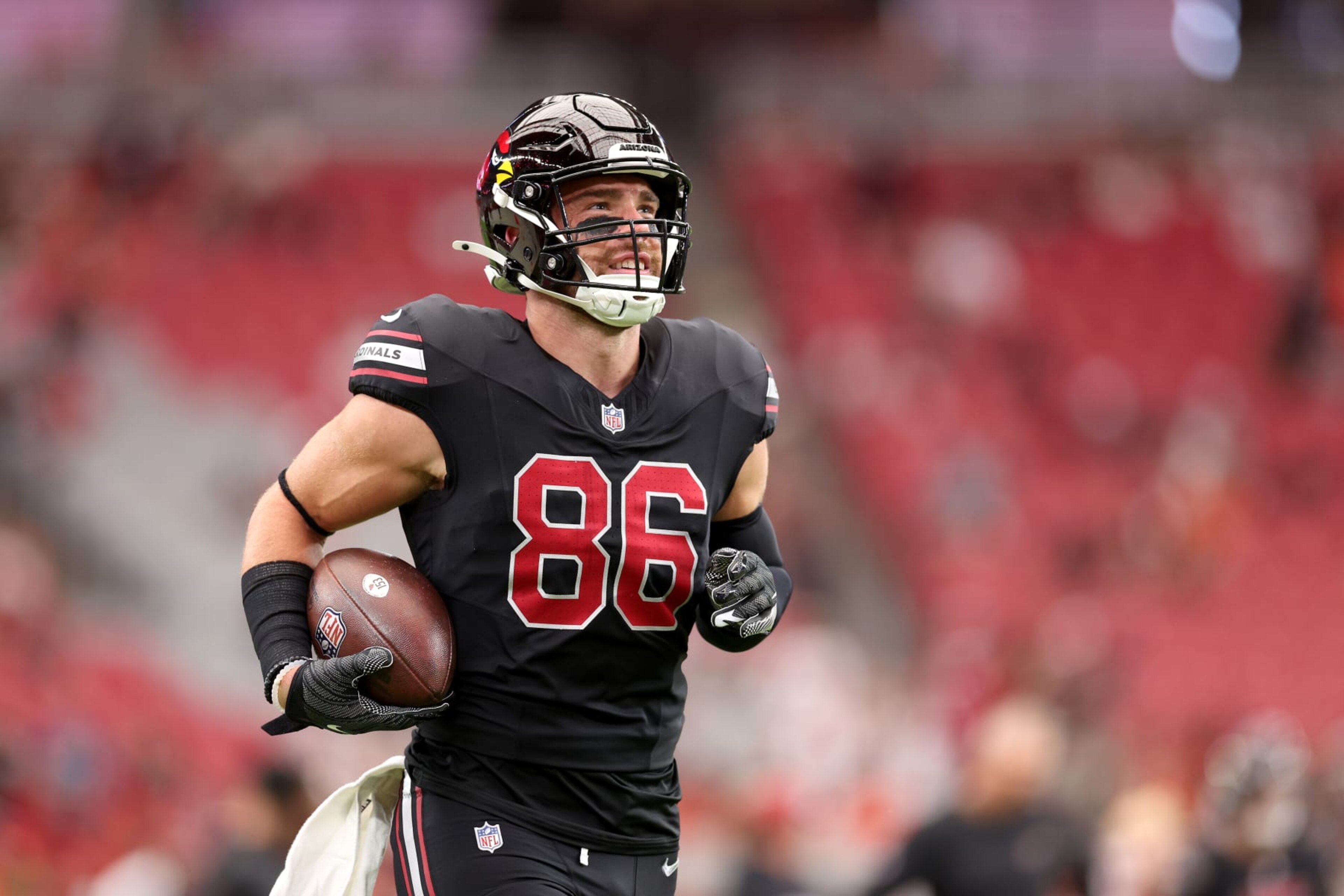 GLENDALE, ARIZONA - OCTOBER 08: Zach Ertz #86 of the Arizona Cardinals warms up prior to the game against the Cincinnati Bengals at State Farm Stadium on October 08, 2023 in Glendale, Arizona. (Photo by Christian Petersen/Getty Images) GLENDALE, ARIZONA - OCTOBER 08: Zach Ertz #86 of the Arizona Cardinals warms up prior to the game against the Cincinnati Bengals at State Farm Stadium on October 08, 2023 in Glendale, Arizona. (Photo by Christian Petersen/Getty Images)