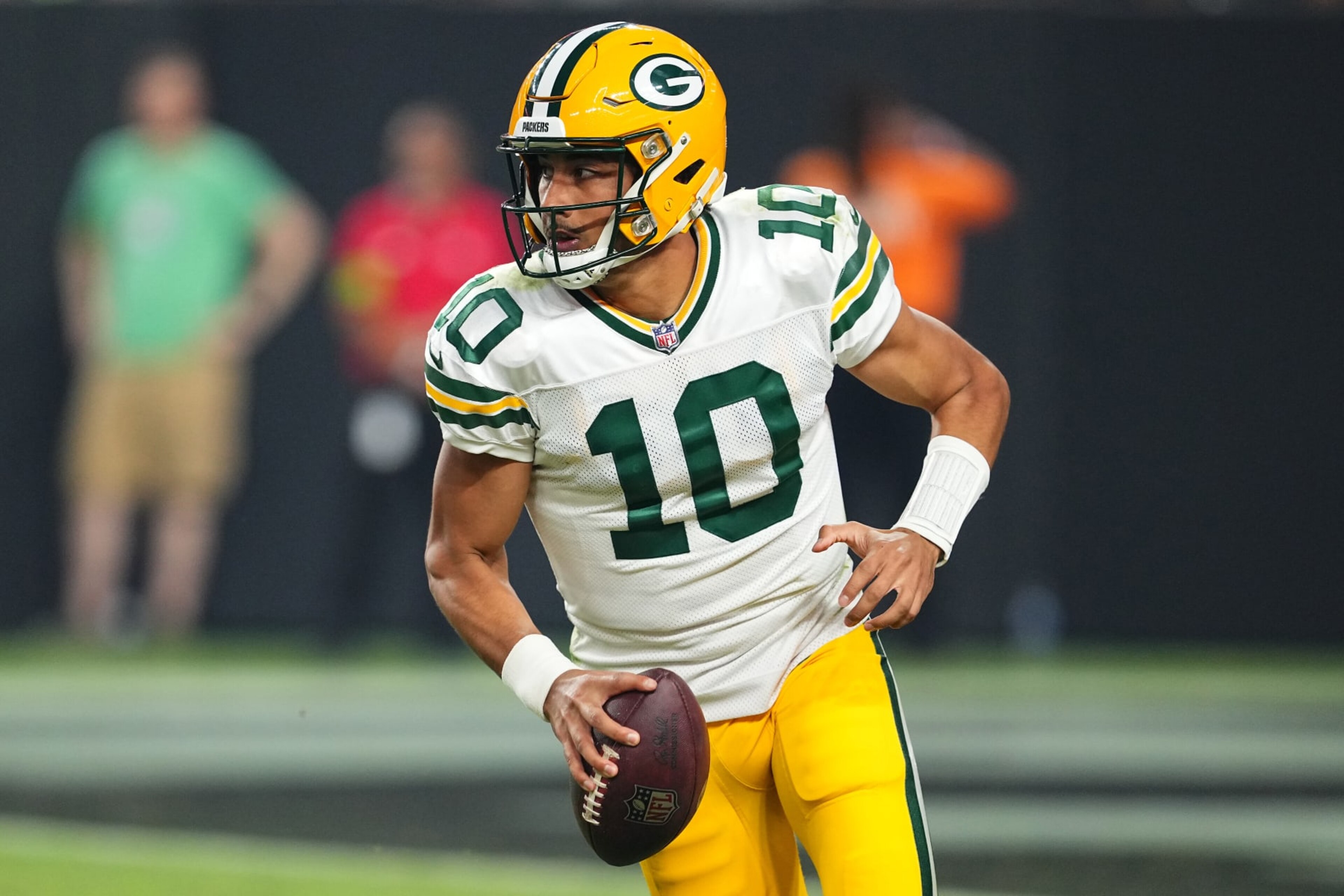 LAS VEGAS, NEVADA - OCTOBER 09: Jordan Love #10 of the Green Bay Packers scrambles with the ball during the third quarter against the Las Vegas Raiders at Allegiant Stadium on October 09, 2023 in Las Vegas, Nevada. (Photo by Chris Unger/Getty Images) LAS VEGAS, NEVADA - OCTOBER 09: Jordan Love #10 of the Green Bay Packers scrambles with the ball during the third quarter against the Las Vegas Raiders at Allegiant Stadium on October 09, 2023 in Las Vegas, Nevada. (Photo by Chris Unger/Getty Images)