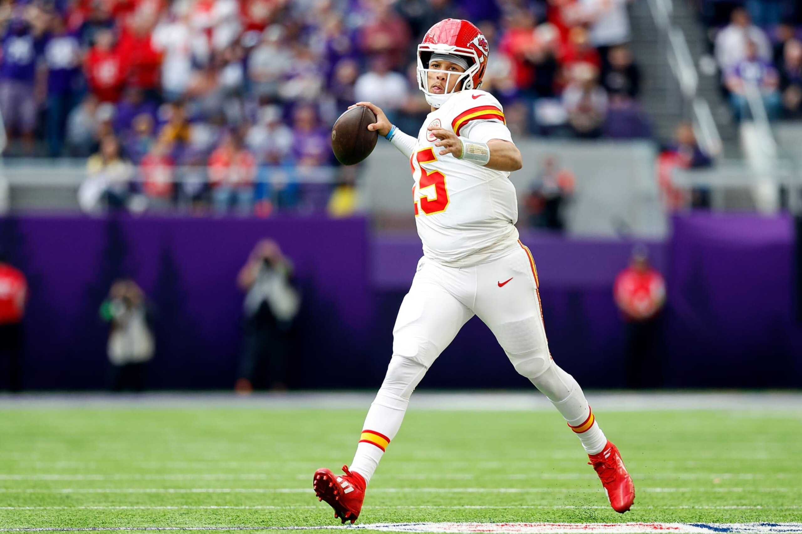 MINNEAPOLIS, MINNESOTA - OCTOBER 08: Patrick Mahomes #15 of the Kansas City Chiefs throws a pass against the Minnesota Vikings in the first half at U.S. Bank Stadium on October 08, 2023 in Minneapolis, Minnesota. The Chiefs defeated the Vikings 27-20. (Photo by David Berding/Getty Images)