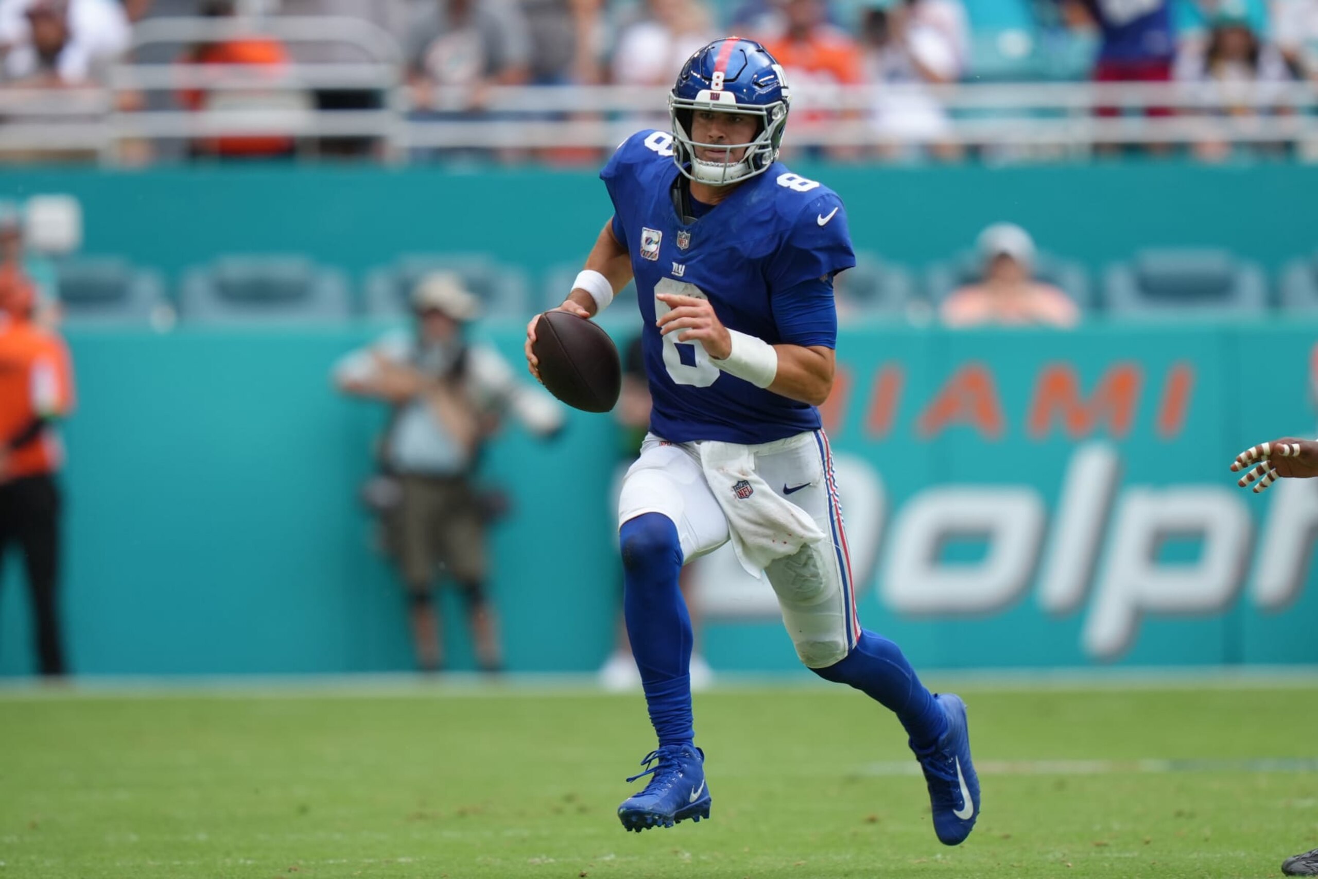 MIAMI GARDENS, FL - OCTOBER 08: New York Giants quarterback Daniel Jones (8) scrambles for positive yardage during the game between the New York Giants and the Miami Dolphins on Sunday, October 8, 2023 at Hard Rock Stadium, Miami Gardens, Fla. (Photo by Peter Joneleit/Icon Sportswire via Getty Images)