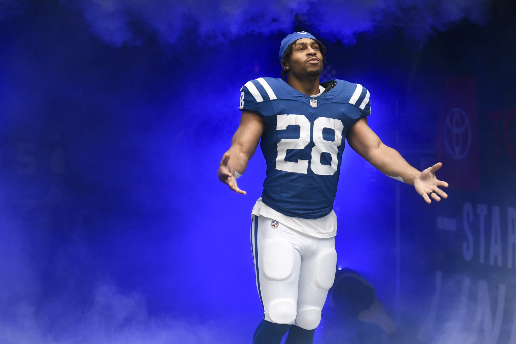 INDIANAPOLIS, IN - OCTOBER 08: Indianapolis Colts Running Back Jonathan Taylor (28) runs onto the field during player introductions before the NFL game between the Tennessee Titans and the Indianapolis Colts on October 8, 2023, at Lucas Oil Stadium in Indianapolis, Indiana. (Photo by Michael Allio/Icon Sportswire via Getty Images)