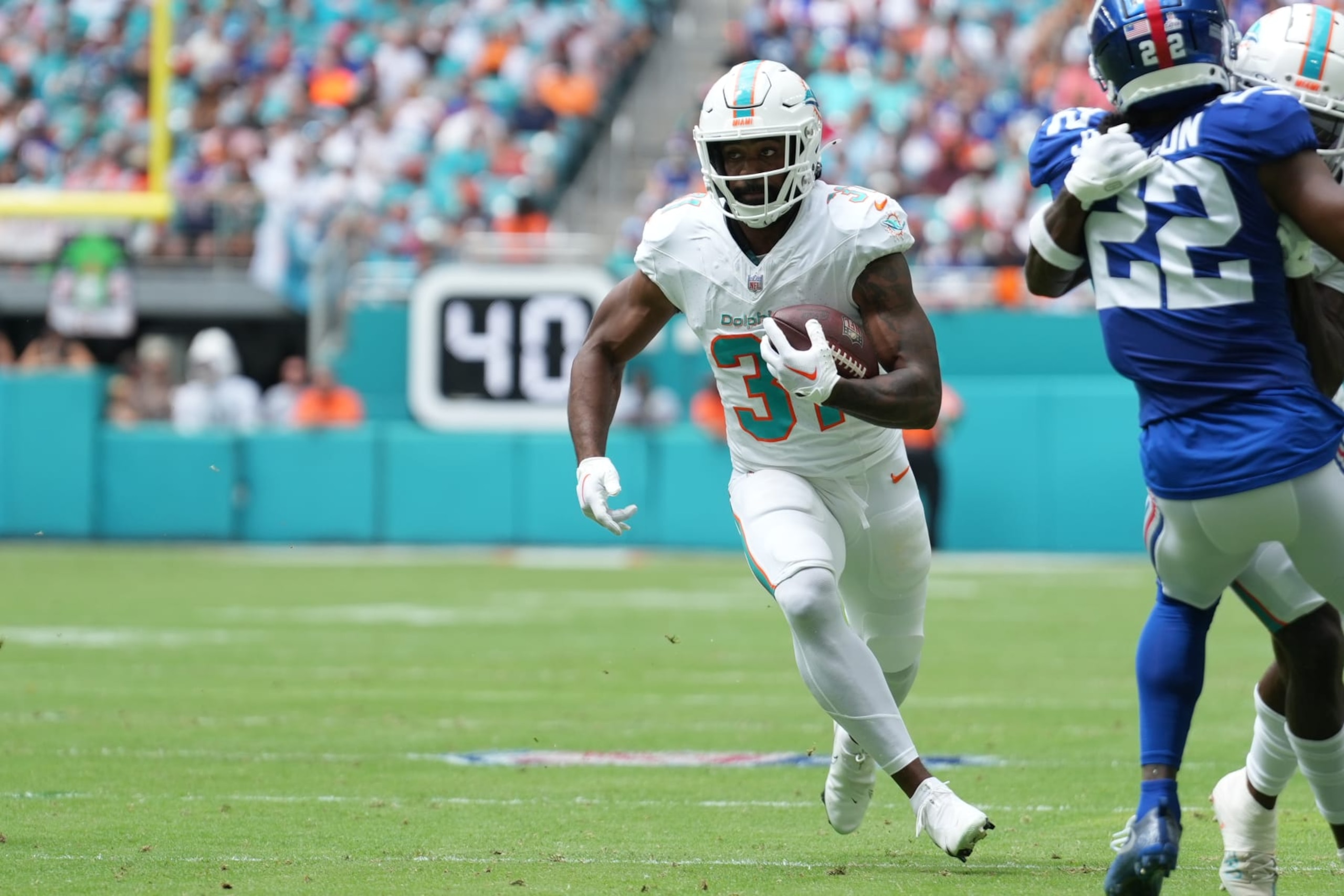 MIAMI GARDENS, FL - OCTOBER 08: Miami Dolphins running back Raheem Mostert (31) rushes with the ball during the game between the New York Giants and the Miami Dolphins on Sunday, October 8, 2023 at Hard Rock Stadium, Miami Gardens, Fla. (Photo by Peter Joneleit/Icon Sportswire via Getty Images)