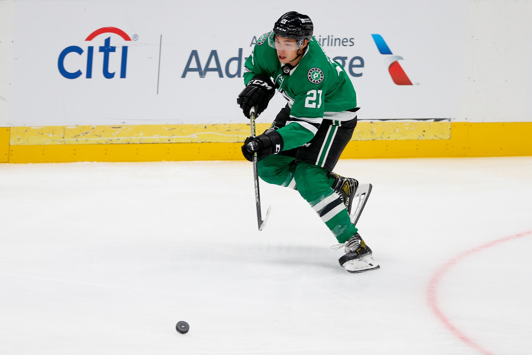 DALLAS, TX - OCTOBER 03: Dallas Stars left wing Jason Robertson (21) passes the puck during the game between the Colorado Avalanche and Dallas Stars on October 3, 2023 at American Airlines Center in Dallas, TX. (Photo by Andrew Dieb/Icon Sportswire via Getty Images)