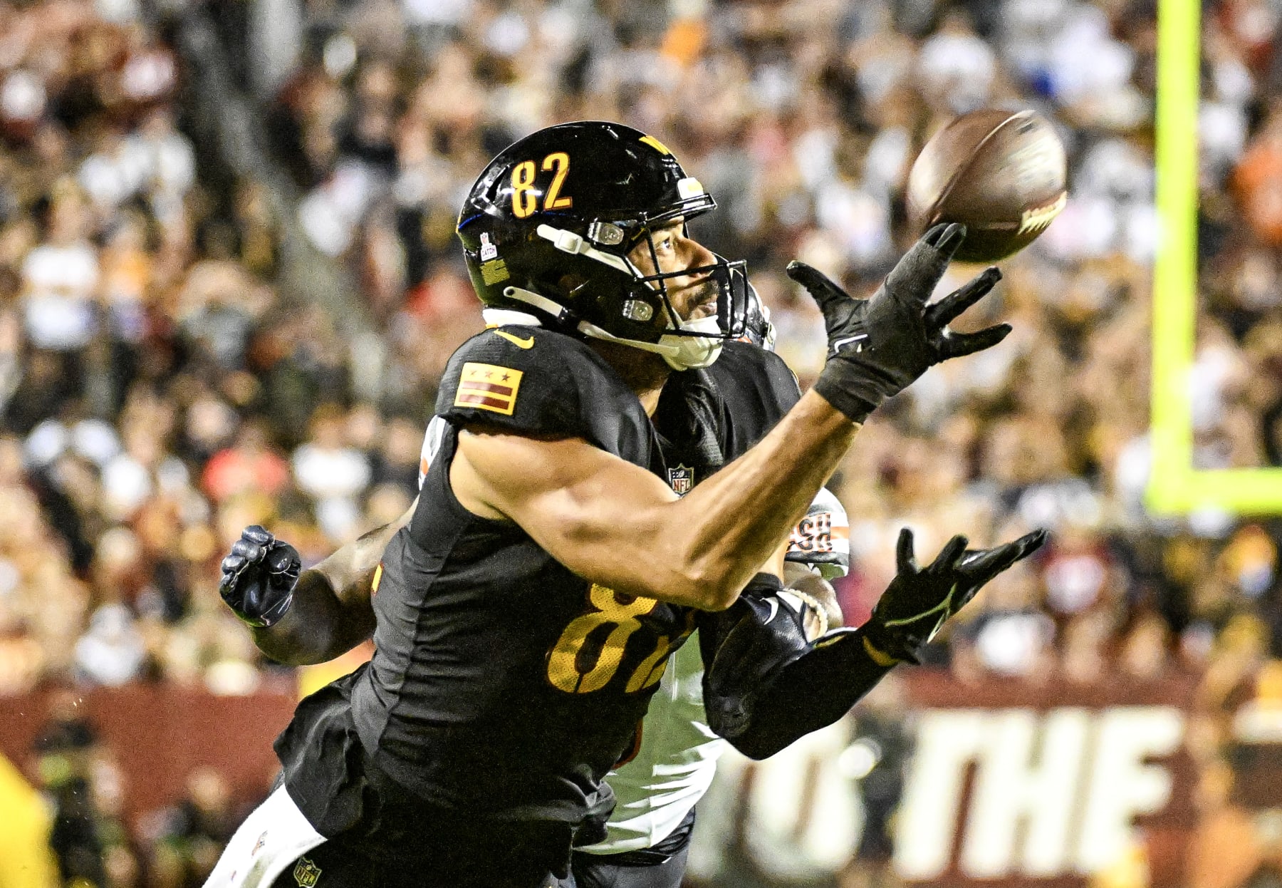 LANDOVER, MD - OCTOBER 05: Washington Commanders tight end Logan Thomas (82) makes a reception during the NFL game between the Chicago Bears and the Washington Commanders on October 5, 2023 at Fed Ex Field in Landover, MD. (Photo by Mark Goldman/Icon Sportswire via Getty Images)