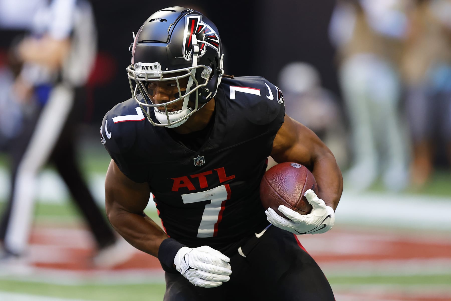 ATLANTA, GEORGIA - OCTOBER 08: Bijan Robinson #7 of the Atlanta Falcons runs with the ball in the first quarter against the Houston Texans at Mercedes-Benz Stadium on October 08, 2023 in Atlanta, Georgia. (Photo by Todd Kirkland/Getty Images)