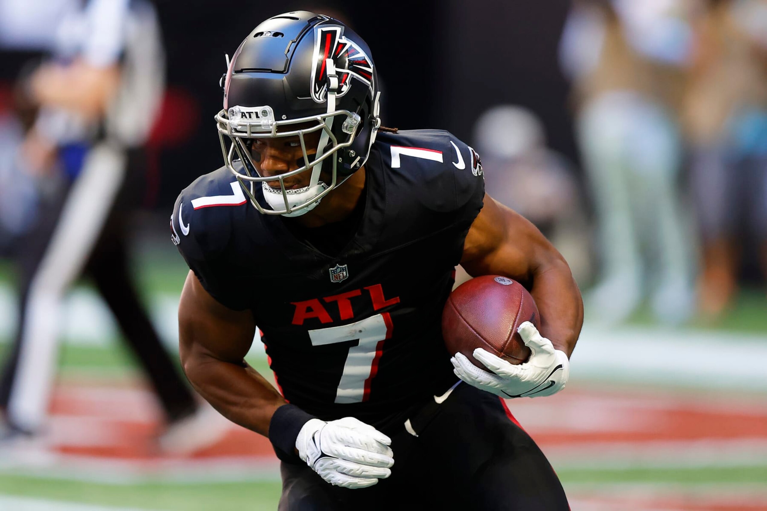 ATLANTA, GEORGIA - OCTOBER 08: Bijan Robinson #7 of the Atlanta Falcons runs with the ball in the first quarter against the Houston Texans at Mercedes-Benz Stadium on October 08, 2023 in Atlanta, Georgia. (Photo by Todd Kirkland/Getty Images)