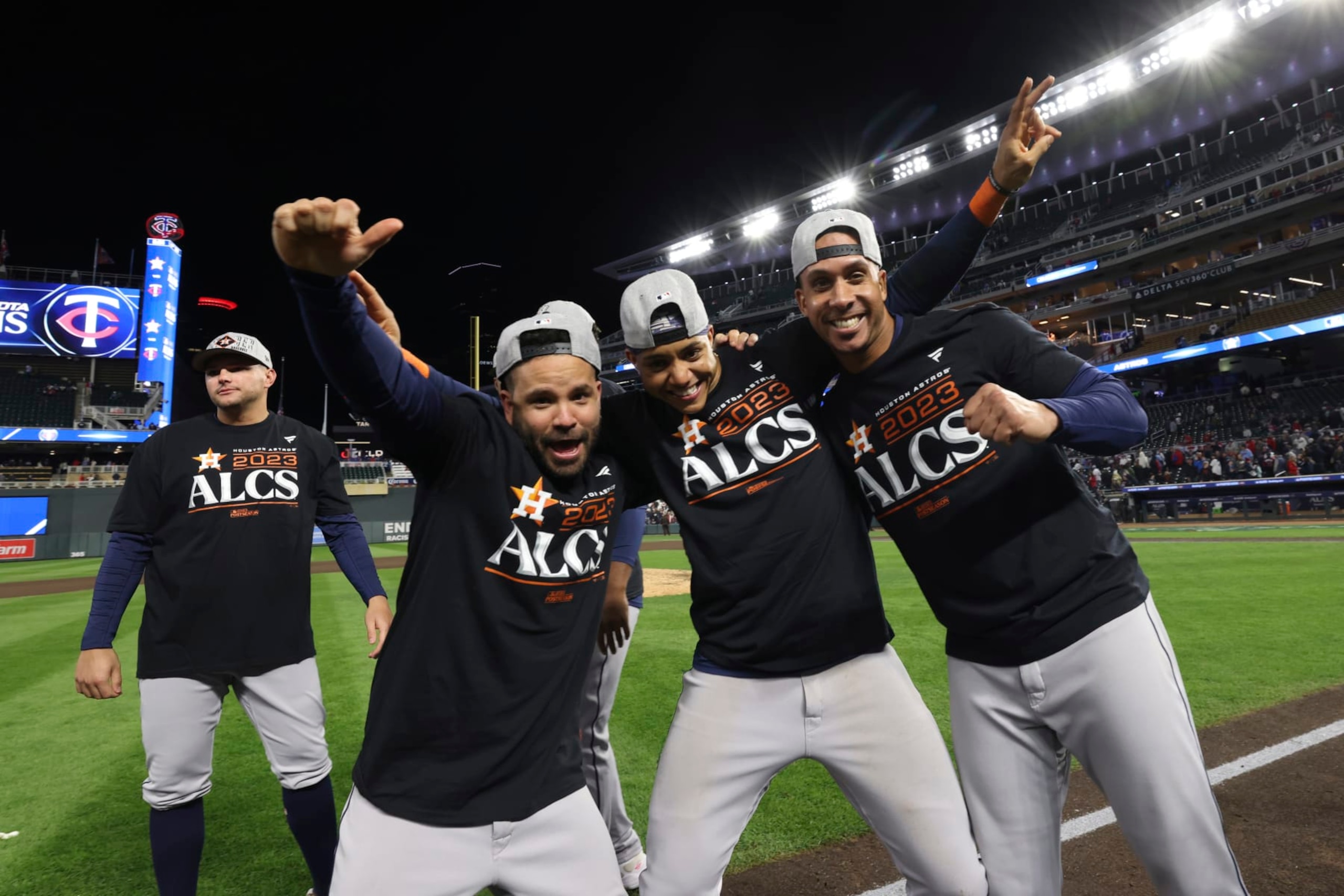 Jugadores de los astros de Houston celebran en el campo después de derrotar y eliminar a los Mellizos de Minnesota en el Juego 4 de la Serie Divisional de la Liga Americana, el miércoles 11 de octubre de 2023, en Minneapolis. (AP Foto/Stacy Bengs)