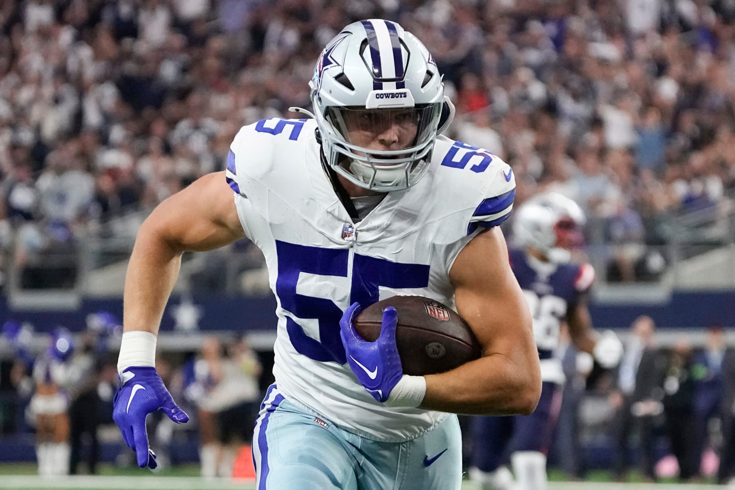 ARLINGTON, TEXAS - OCTOBER 01: Leighton Vander Esch #55 of the Dallas Cowboys runs with the ball after recovering a fumble during the first half against the New England Patriots at AT&T Stadium on October 01, 2023 in Arlington, Texas. (Photo by Sam Hodde/Getty Images) ARLINGTON, TEXAS - OCTOBER 01: Leighton Vander Esch #55 of the Dallas Cowboys runs with the ball after recovering a fumble during the first half against the New England Patriots at AT&T Stadium on October 01, 2023 in Arlington, Texas. (Photo by Sam Hodde/Getty Images)