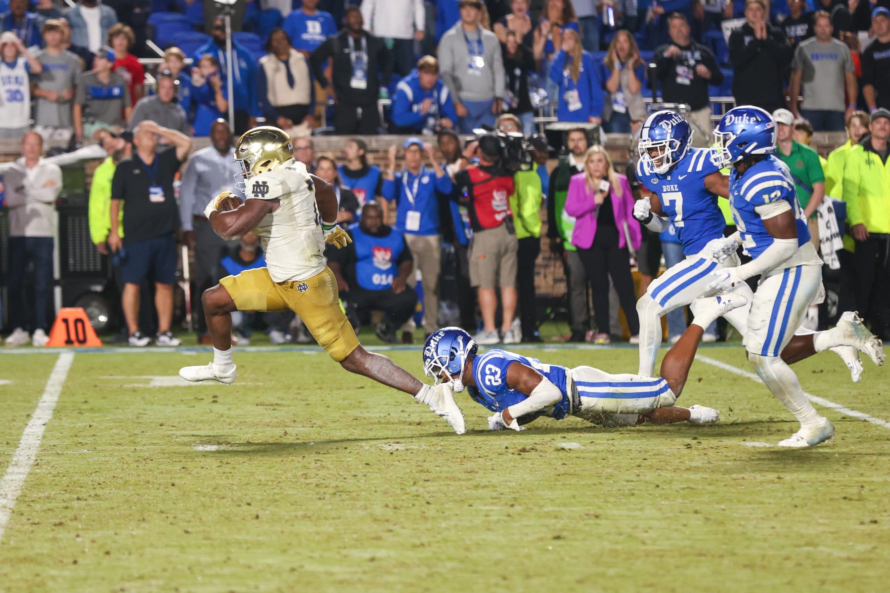 DURHAM, NC - SEPTEMBER 30: Notre Dame Fighting Irish running back Audric Estime (7) breaks away from the Duke Blue Devils defense scoring the go-ahead touchdown during the college football between the Duke Blue Devils and the Notre Dame Fighting Irish on September 30, 2023, on Brooks Field at Wallace Wade Stadium in Durham, NC. (Photo by Nicholas Faulkner/Icon Sportswire via Getty Images)