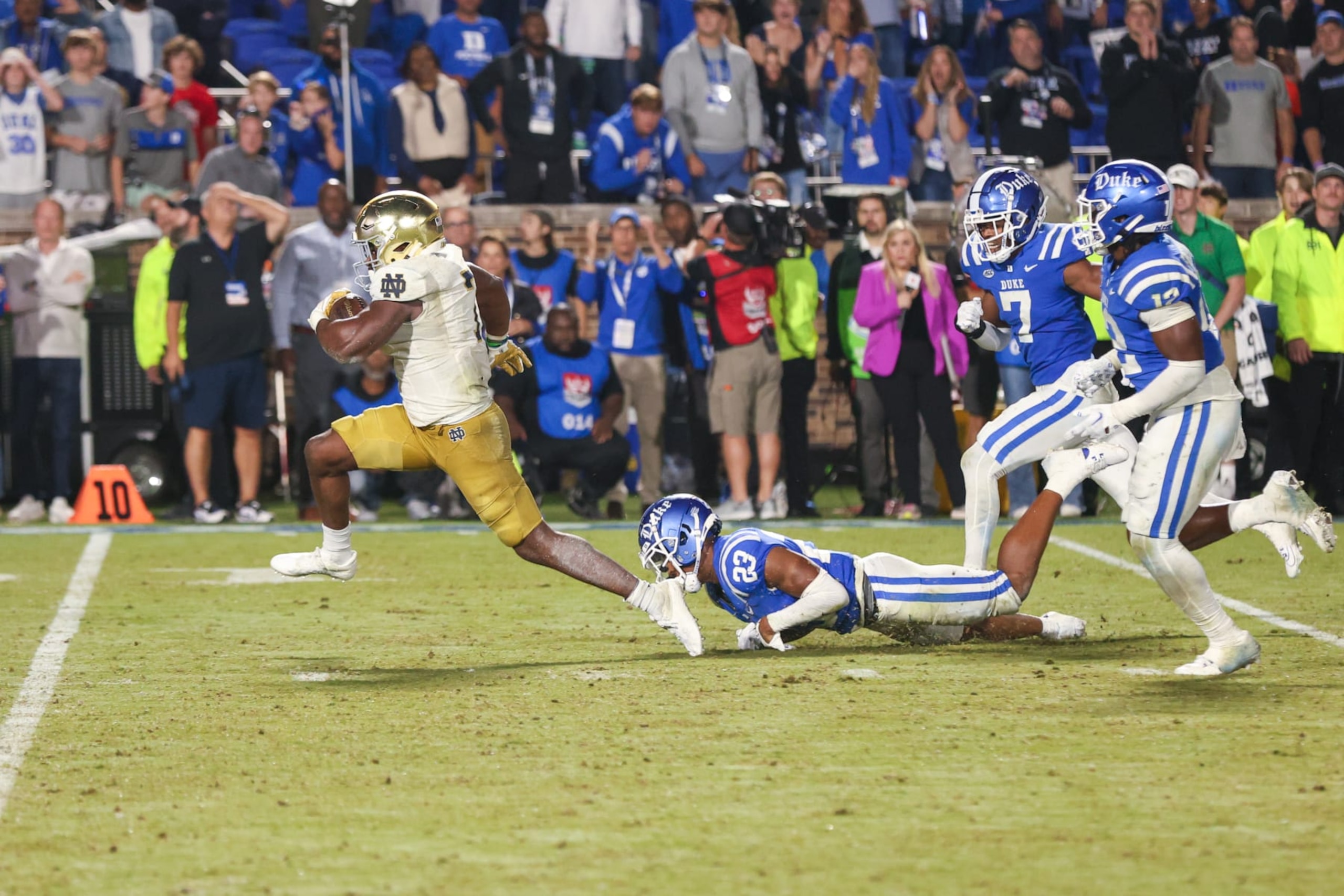 DURHAM, NC - SEPTEMBER 30: Notre Dame Fighting Irish running back Audric Estime (7) breaks away from the Duke Blue Devils defense scoring the go-ahead touchdown during the college football between the Duke Blue Devils and the Notre Dame Fighting Irish on September 30, 2023, on Brooks Field at Wallace Wade Stadium in Durham, NC. (Photo by Nicholas Faulkner/Icon Sportswire via Getty Images)
