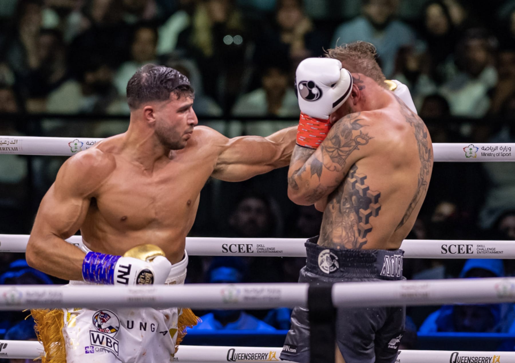 Tommy Fury throws a punch against Jake Paul