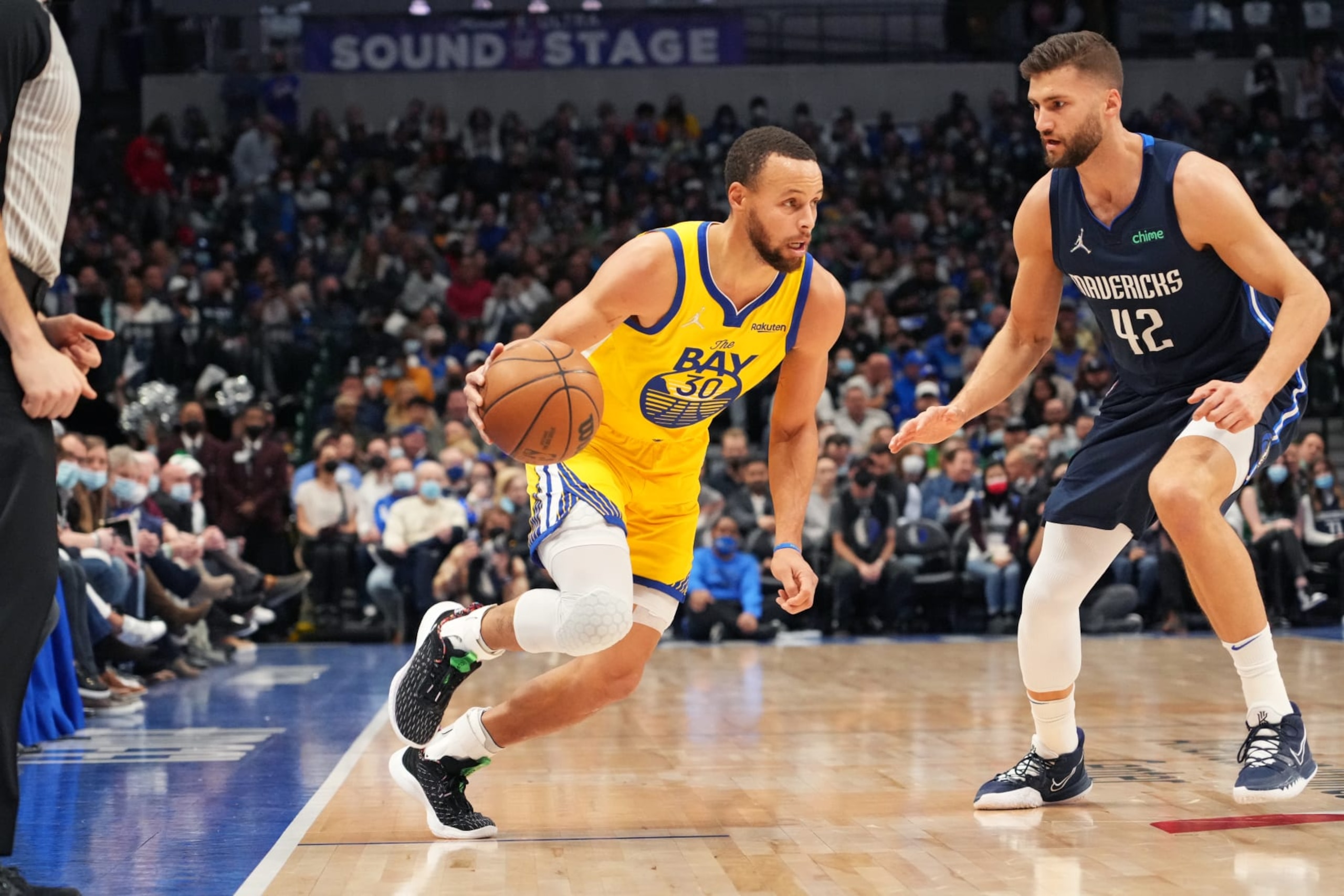 DALLAS, TX - JANUARY 3: Stephen Curry #30 of the Golden State Warriors handles the ball against the Dallas Mavericks on January 3, 2022 at American Airlines Center in Dallas, Texas. NOTE TO USER: User expressly acknowledges and agrees that, by downloading and/or using this Photograph, user is consenting to the terms and conditions of the Getty Images License Agreement. Mandatory Copyright Notice: Copyright 2021 NBAE (Photo by Jesse D. Garrabrant/NBAE via Getty Images)