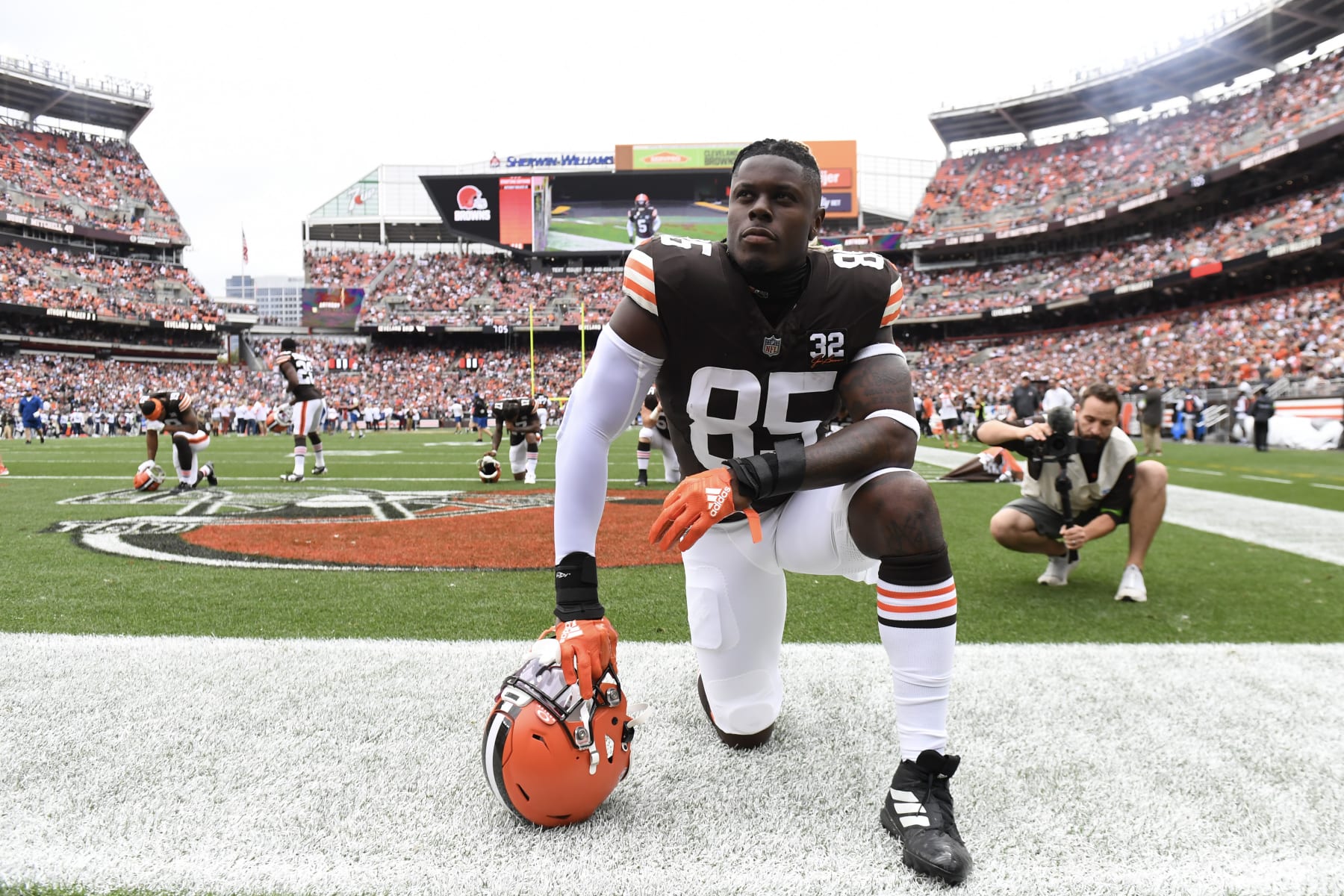 CLEVELAND, OHIO - SEPTEMBER 24: David Njoku #85 of the Cleveland Browns reacts before the game against the Tennessee Titans at Cleveland Browns Stadium on September 24, 2023 in Cleveland, Ohio. (Photo by Nick Cammett/Getty Images)