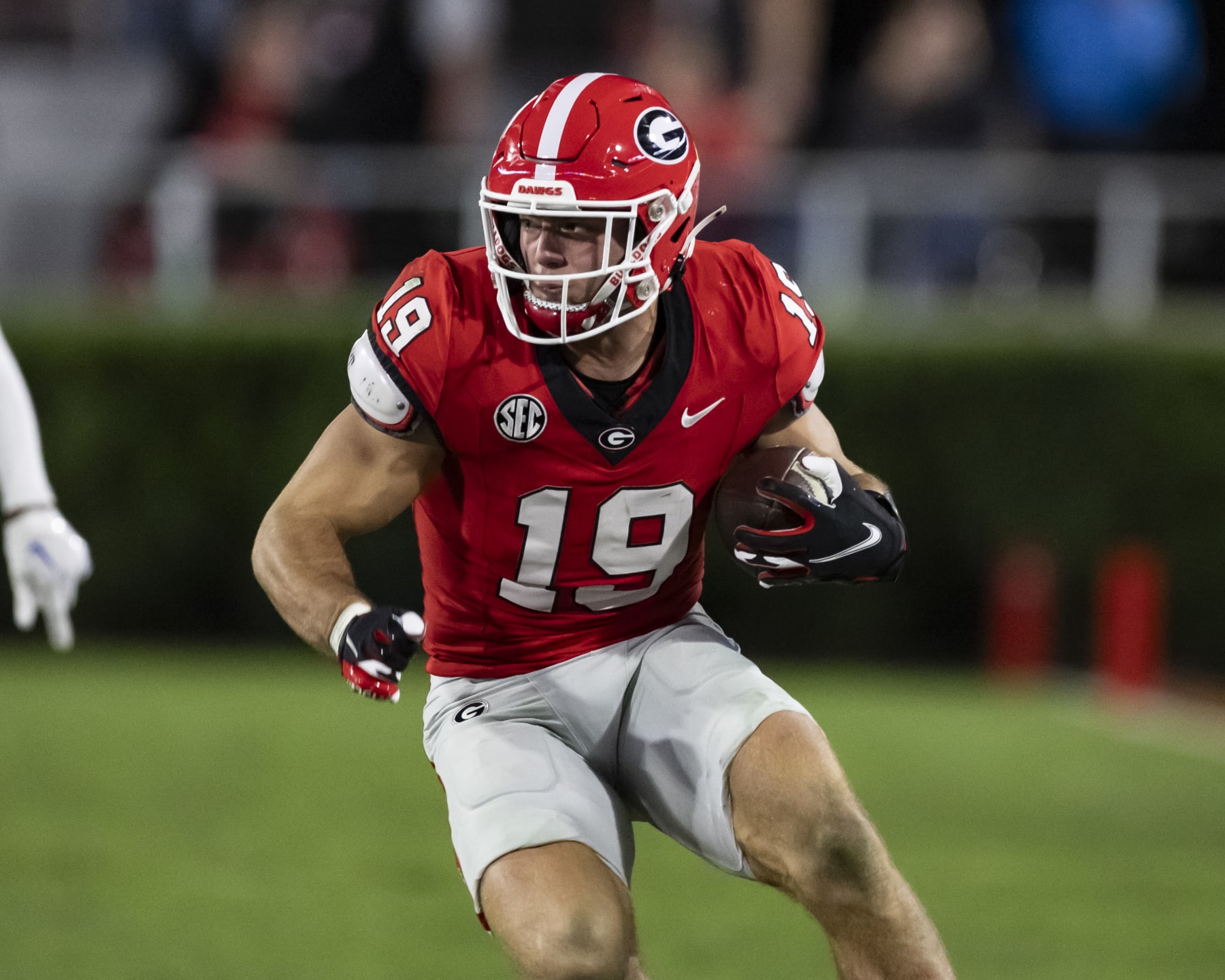 ATHENS, GA - OCTOBER 7: Brock Bowers #19 of the Georgia Bulldogs surveys the field during a run during a game between University of Kentucky and University of Georgia at Sanford Stadium on October 7, 2023 in Athens, Georgia. (Photo by Steve Limentani/ISI Photos/Getty Images)