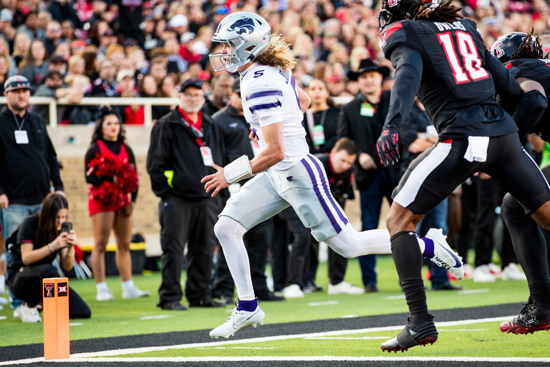 LUBBOCK, TEXAS - OCTOBER 14: Avery Johnson #5 of the Kansas State Wildcats runs for a touchdown during the first half of the game against the Texas Tech Red Raiders at Jones AT&T Stadium on October 14, 2023 in Lubbock, Texas. (Photo by John E. Moore III/Getty Images)
