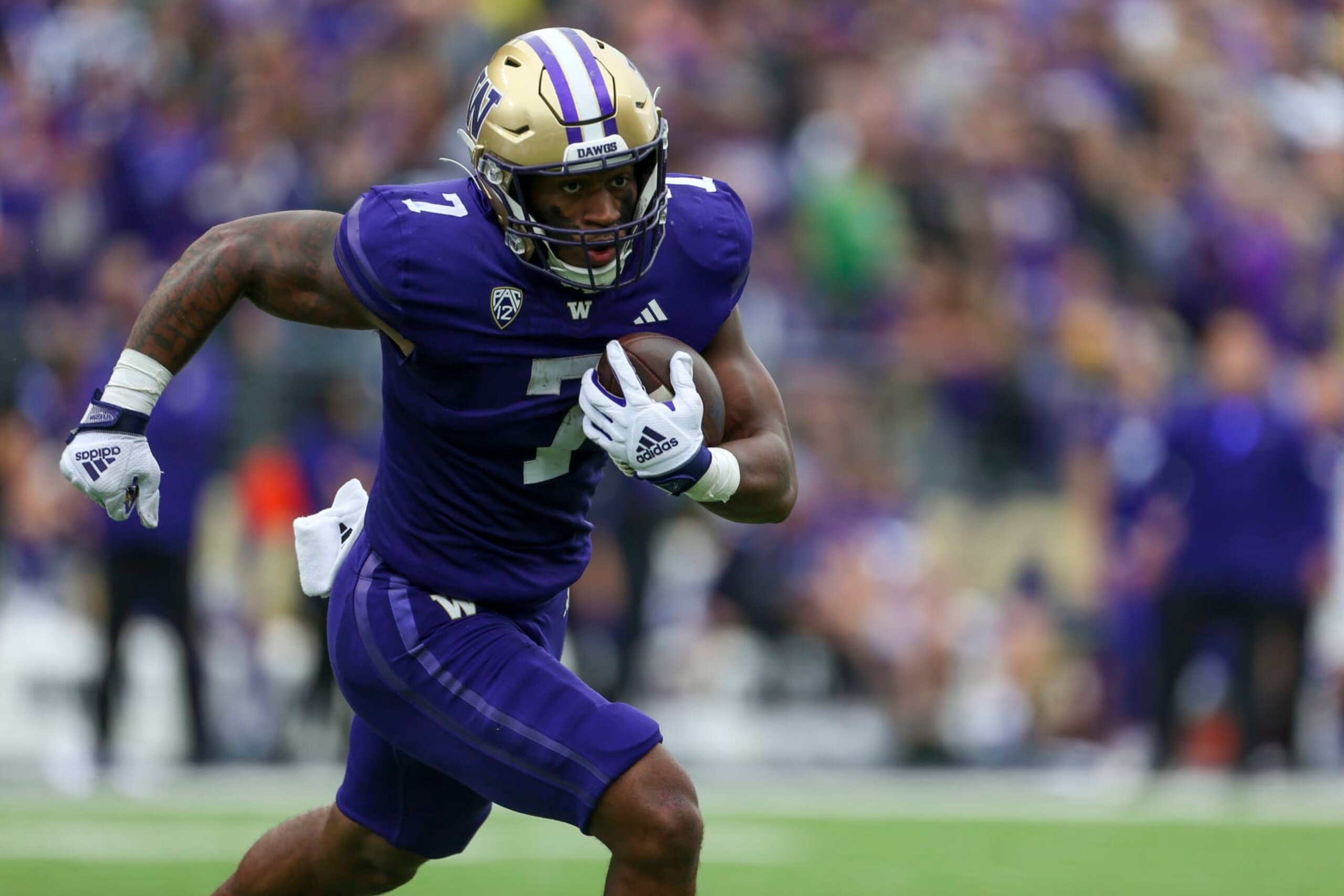 SEATTLE, WA - OCTOBER 14:  Washington (RB) #7 Dillon Johnson breaks for a first down during the college football game between the Washington Huskies and the Oregon Ducks on October 14, 2023, at Husky Stadium in Seattle, WA. (Photo by Jesse Beals/Icon Sportswire via Getty Images)