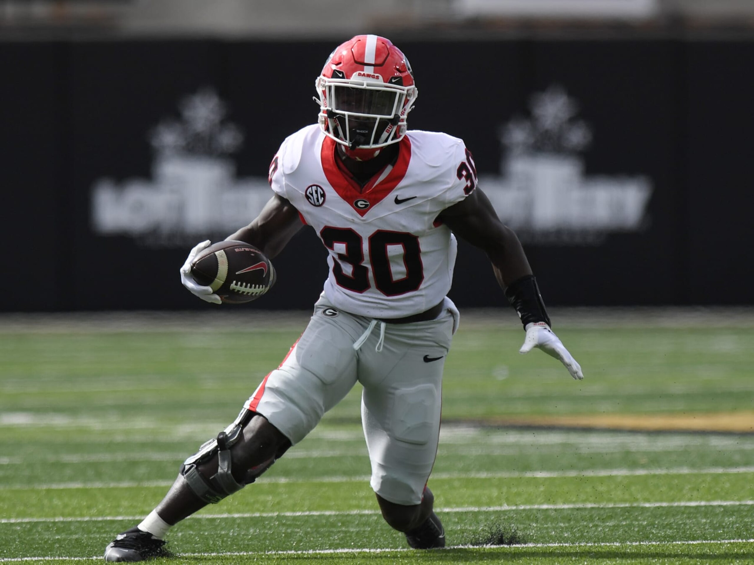 NASHVILLE, TN - OCTOBER 14: Georgia Bulldogs Running Back Daijun Edwards (30) rushes the ball during the college football game between the Georgia Bulldogs and the Vanderbilt Commodores on October 14, 2023, at FirstBank Stadium in Nashville, TN. (Photo by Jeffrey Vest/Icon Sportswire via Getty Images)